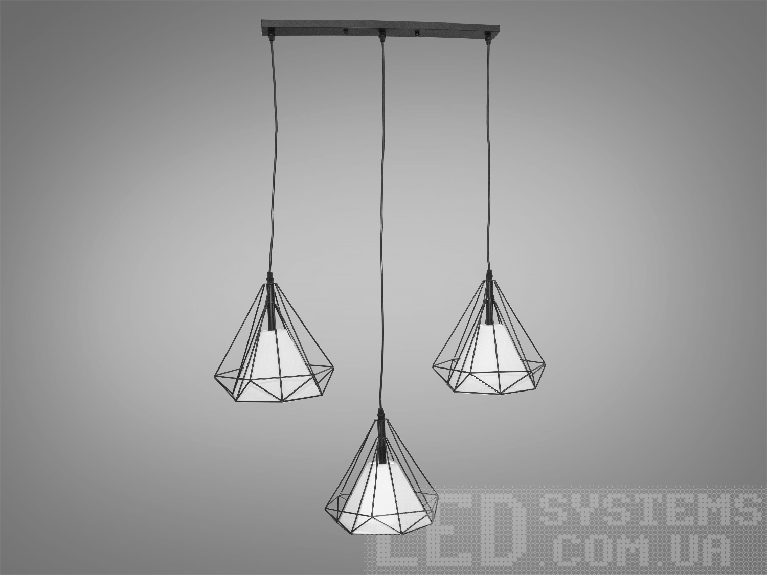 Підвісний світильник Himmeli The Diamond Chandelier є шедевром простоти і лаконічності вперше запропонований іменитим дизайнером Кевіном Райллі.Кевін Райллі вже понад 20 років задає напрямок стилю лофт. Створюючи справді академічні речі. У його світильниках дуже важлива скульптурна складова, адже більшість дня світильник просто деталь інтер'єру. І тільки вночі він стає чаклунством світла.
Слово Himmeli походить від скандинавського слова himmel - &laquo;небо&raquo;. Сподіваємося, ви не пошкодуєте розмістивши 