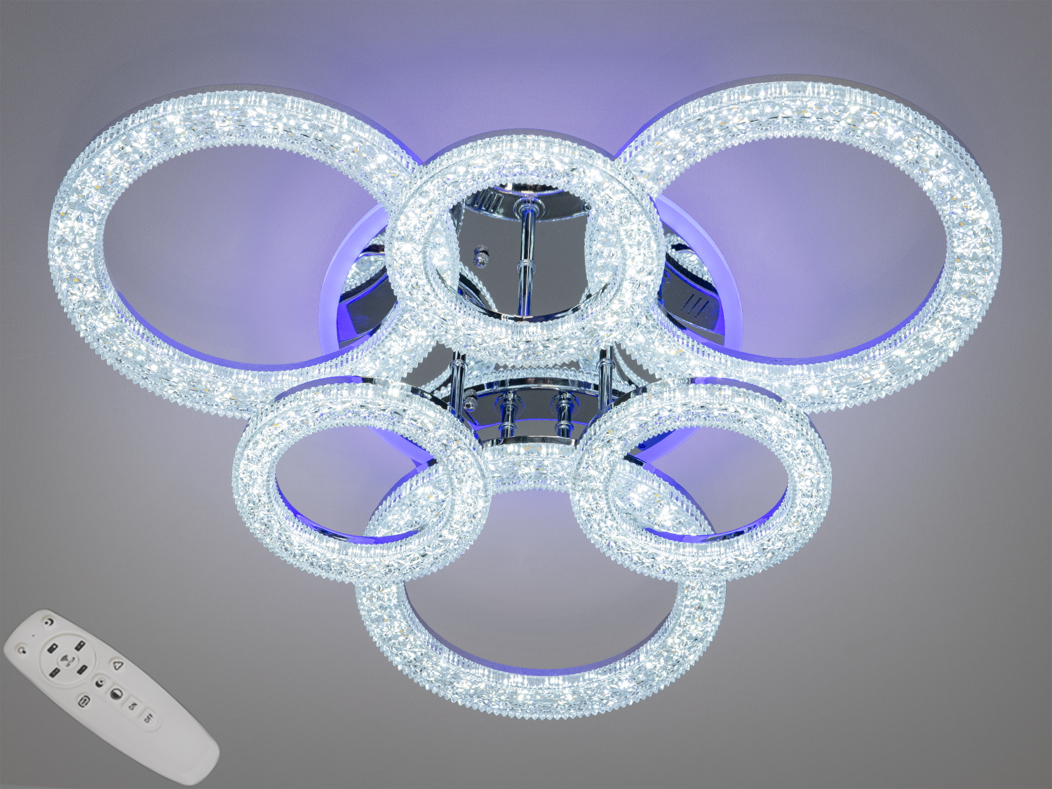 Світлодіодна стельова люстра Diasha 2203 в хромі з пультом управління - стильний світильник для сучасного інтер′єру.