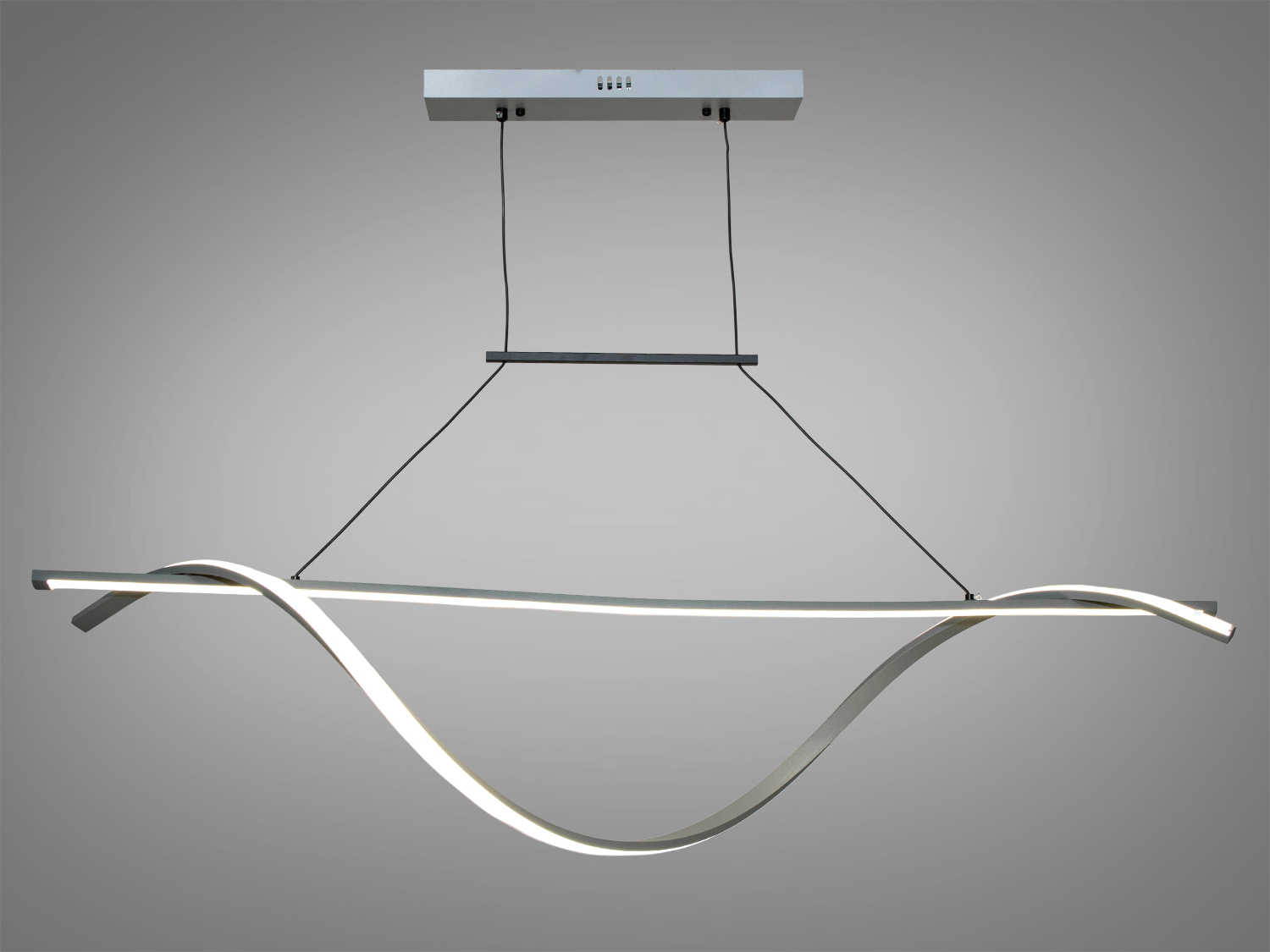 Лінійна LED люстра-підвіс 50W у сірому кольорі. Хвиляста форма, силіконовий розсіювач, регульована висота. Орієнтовно для площі до 9 м² — зручно над столом.