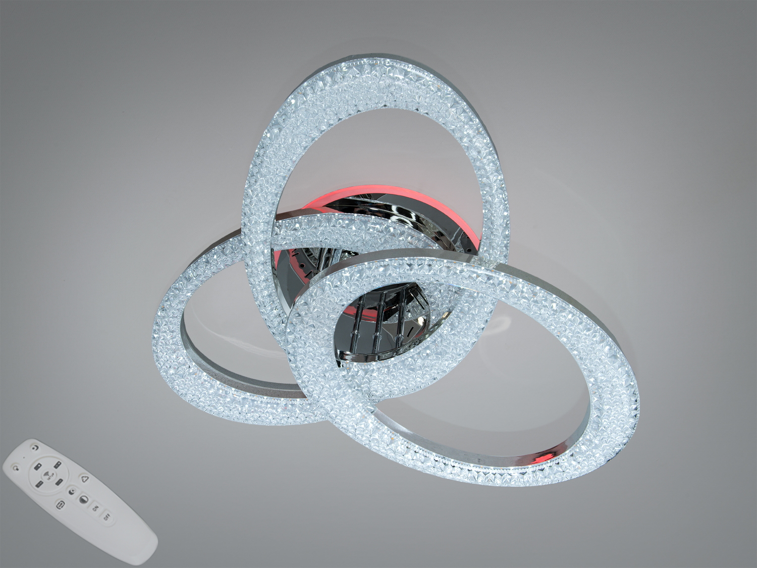 Стельова LED люстра Diasha, хром, 82 W. Три акрилові кільця, пульт і димер, 3 режими 3200/4100/6500К. Для кімнат до ~14 м². Легка, низький профіль, сучасний дизайн.