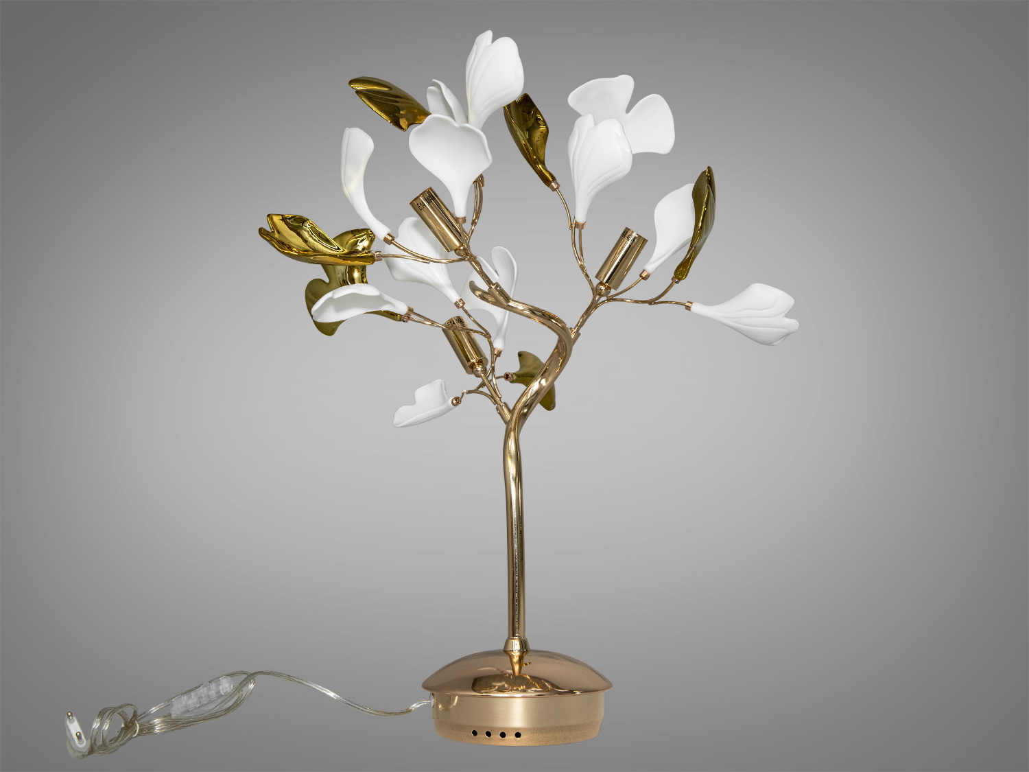 Дизайнерська настільна лампа з керамічними елементами, 3 лампи. Вона підходить для вітальні, де її світло може створювати теплу атмосферу для сімейних вечорів, або для кабінету, де її дизайн та освітлення допоможуть зосередитися на важливих справах.