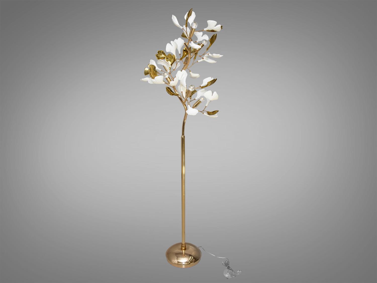 Торшер з керамічними елементами на 6 ламп E14, є витвором майстерності та дизайнерської думки, втіленим у світлі. Стильний і елегантний, він представляє новинки 2023 року і стане прекрасним доповненням до інтер'єру, де кожен елемент зіграний із смаком і вишуканістю.
Металевий каркас торшера забезпечує міцність та довговічність, а використання патрону E14 дає можливість легко адаптувати освітлення до будь-яких потреб простору. Ця гнучкість у виборі джерела світла робить торшер універсальним вибором для багатьох стилів інтер'єру.
Керамічні пелюстки у формі листя Гінкго Білоба додають цьому освітлювальному приладу неповторного характеру, а матові білі керамічні елементи акцентують на природній красі матеріалу. Вони створюють відчуття витонченості, ніби переносять вас у часи античних палаців із їхніми шедеврами і скульптурними прикрасами.
Золотисті або хромовані відтінки пелюсток вносять у дизайн сучасні нотки, створюючи розкішний контраст з м'яким теплим світлом, яке випромінюють лампи. Це створює затишок і комфорт, перетворюючи кожен куточок приміщення на оазу спокою і релаксації.
Торшер ідеально підійде для просторів, оформлених у класичному стилі, де його витончені форми гармонійно вплетуться у розкішний декор. Він також знайде своє місце в сучасних інтер'єрах, де мінімалізм поєднується з функціональністю, а кожен предмет декору виконує не тільки практичну, а й естетичну роль.
Цей торшер можна зібрати власноруч, що додає особливої цінності та індивідуальності до вибраного вами світла. Варто зазначити, що лампи в комплект не входять, тому ви маєте можливість обрати ті, що найкраще пасуватимуть до вашого внутрішнього дизайну та освітлювальних потреб.
Додавання цього торшера до інтер'єру стане не тільки практичним, але й символічним рішенням, яке виразить вашу унікальність і тонке відчуття краси. Він стане виразним акцентом у просторі, привносячи відчуття природної гармонії та додаватиме інтер'єру відчуття завершеності і благородства.
Чудовим дизайнерським рішенням, було б придбання всього комплекту із серії &laquo;Гінкго Білоба&raquo;. До нього входить: люстра круглої форми, люстра витягнутої форми, бра, торшер, настільний світильник.