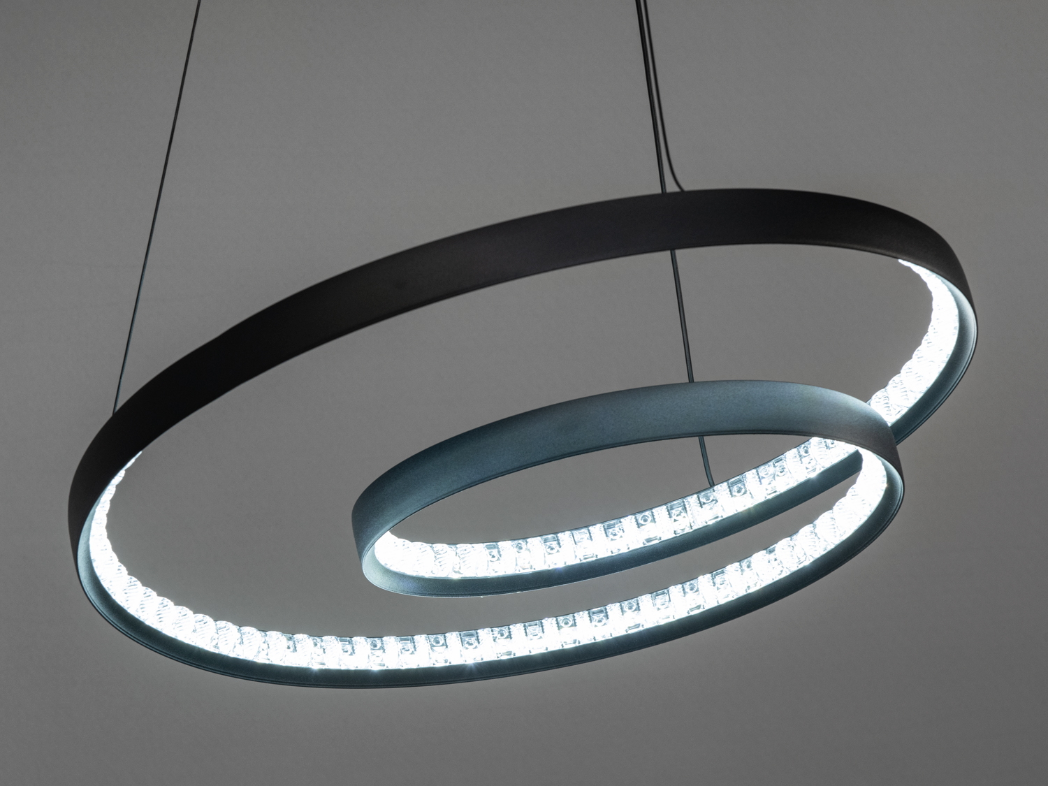 Сучасна світлодіодна люстра Diasha 7536-500BK, 72W, чорна – ідеальне рішення для вітальні чи офісу з регулюванням кольорової температури.