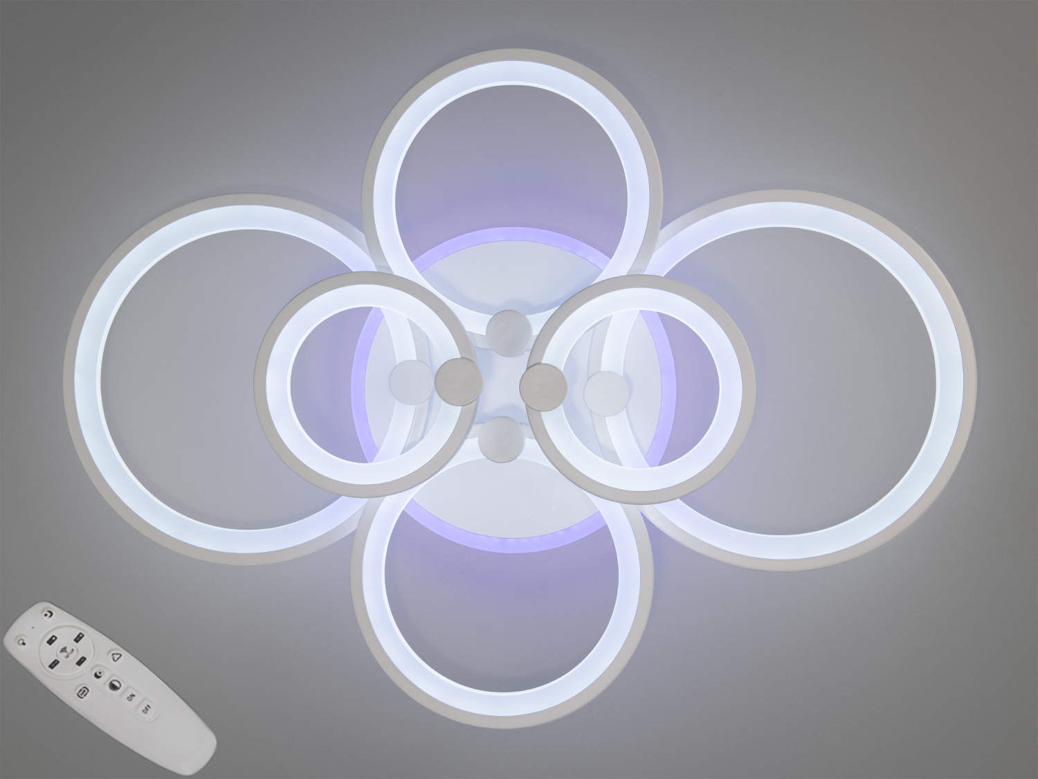 Світлодіодна люстра Серія 8022 з пультом та дімером, 135W, біла. Ідеальний вибір для сучасних інтер′єрів.