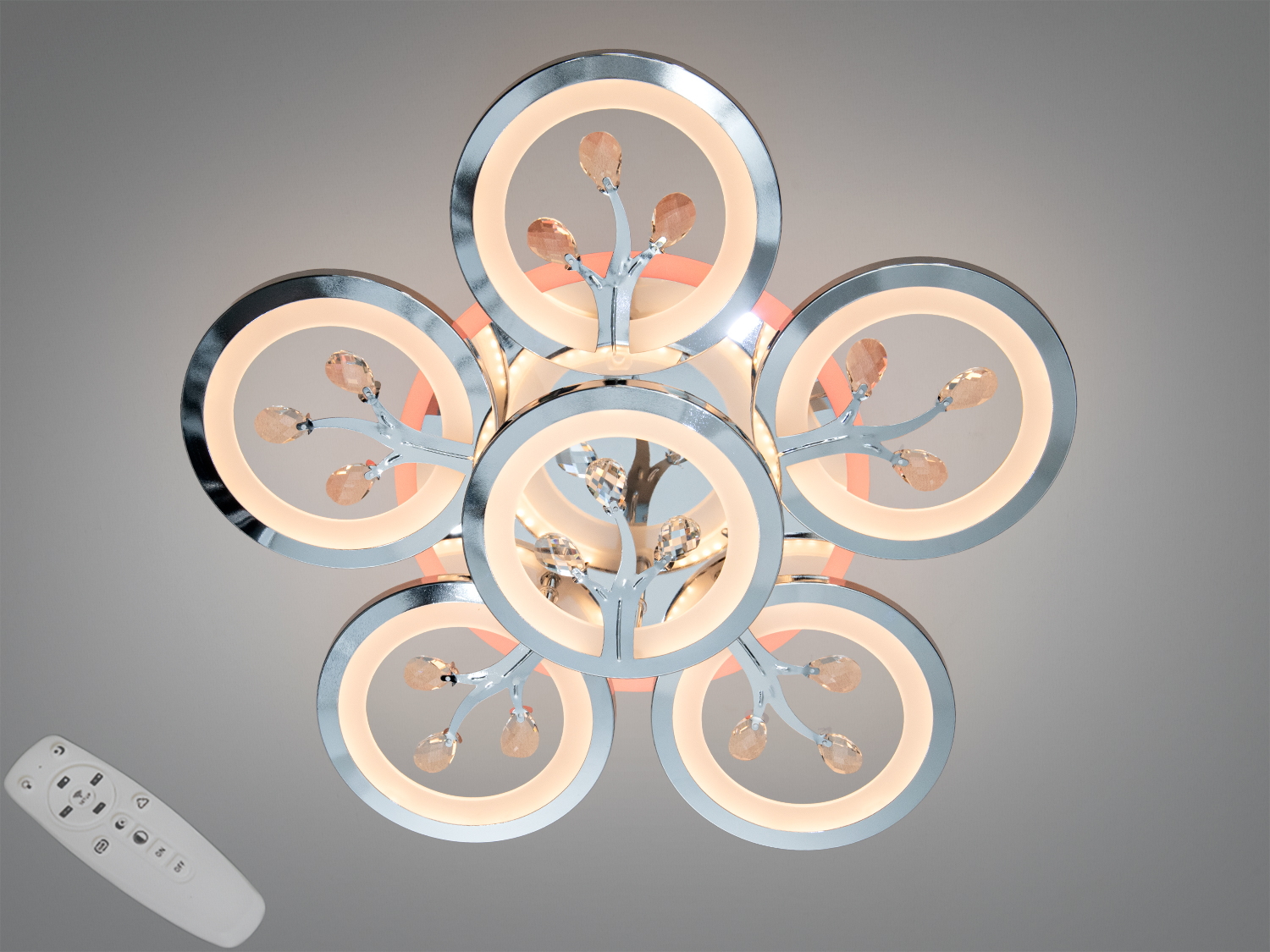 Стельова LED-люстра 95 Вт у хромі з пультом, димуванням, зміною колірної температури і триколірною підсвіткою основи. Шість кілець з кришталевими акцентами для кімнат до ~16 м².