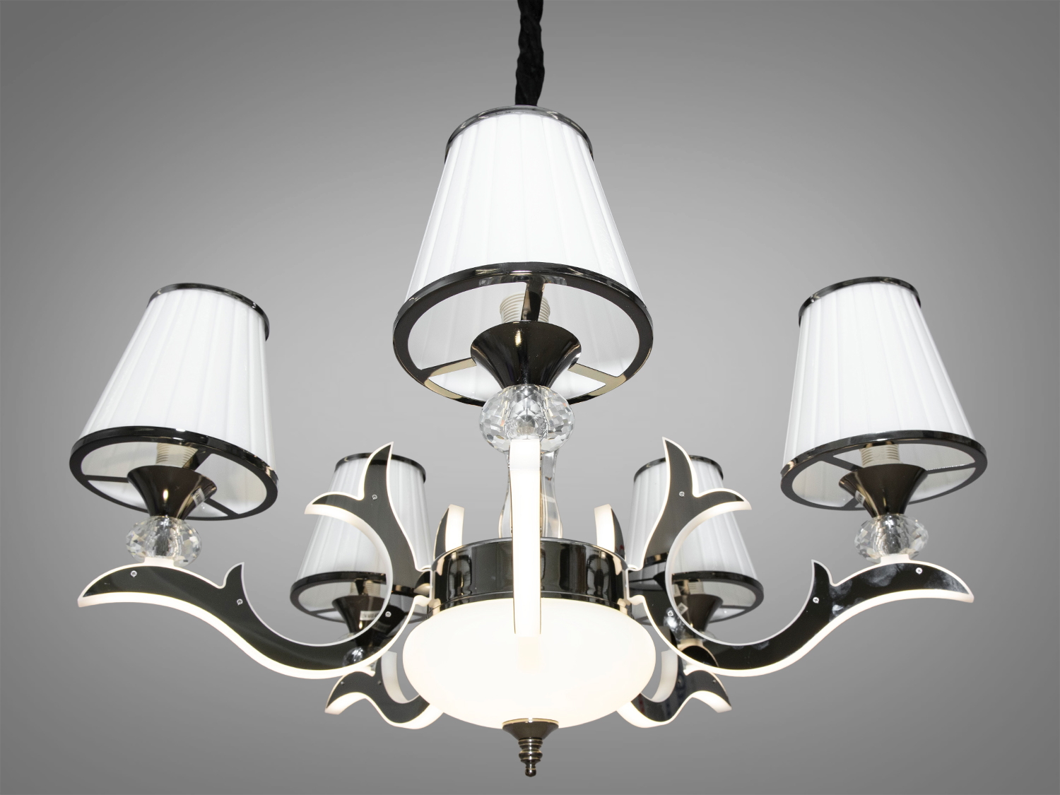 Так &ndash; подібною люстрою можна здивувати будь-кого. Така люстра стане яскравою та незабутньою частиною будь-якого інтер'єру &ndash; банкетного чи концертного залу, вітальні чи спальні, ресторану чи готелю. Подивіться, як прикрашає її оксамитовий чохол. Втім, Ви самі зможете вирішити, як виглядатиме ця люстра у Вашому інтер'єрі: класично &ndash; з простим ланцюгом, або шляхетно &ndash; з ланцюгом у оксамитовому чохлі. І все це доповнено оригінальним підсвічуванням, що виливається з самої її серцевини.
Традиційність, багатство, розкіш, вірність та фундаменталізм втілені у новому дизайні &ndash; вічній класиці. І ще одна важлива деталь &ndash; у цій люстрі можна використовувати будь-який тип ламп на патрон Е14. Це можуть бути знайомі з дитинства лампи розжарювання, і компактні люмінесцентні лампи 