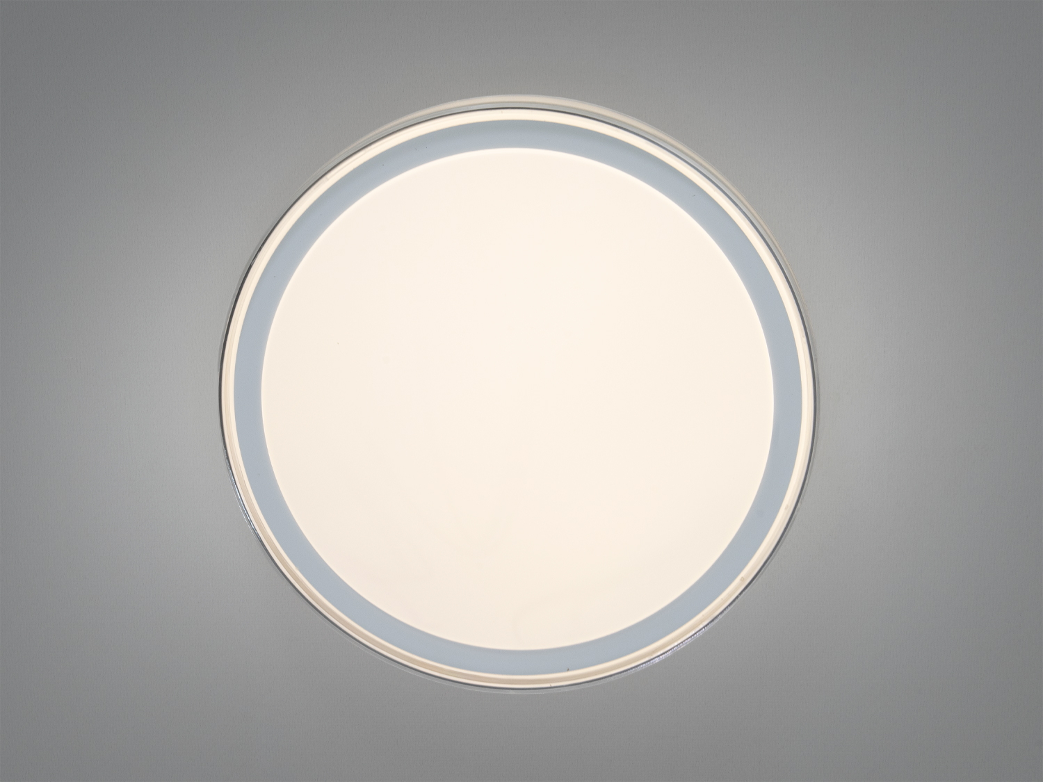 Біла світлодіодна стельова люстра-панель 46Вт для кімнат до 8 м². Керування від настінного вимикача, м’яке рівномірне освітлення для щоденного використання.