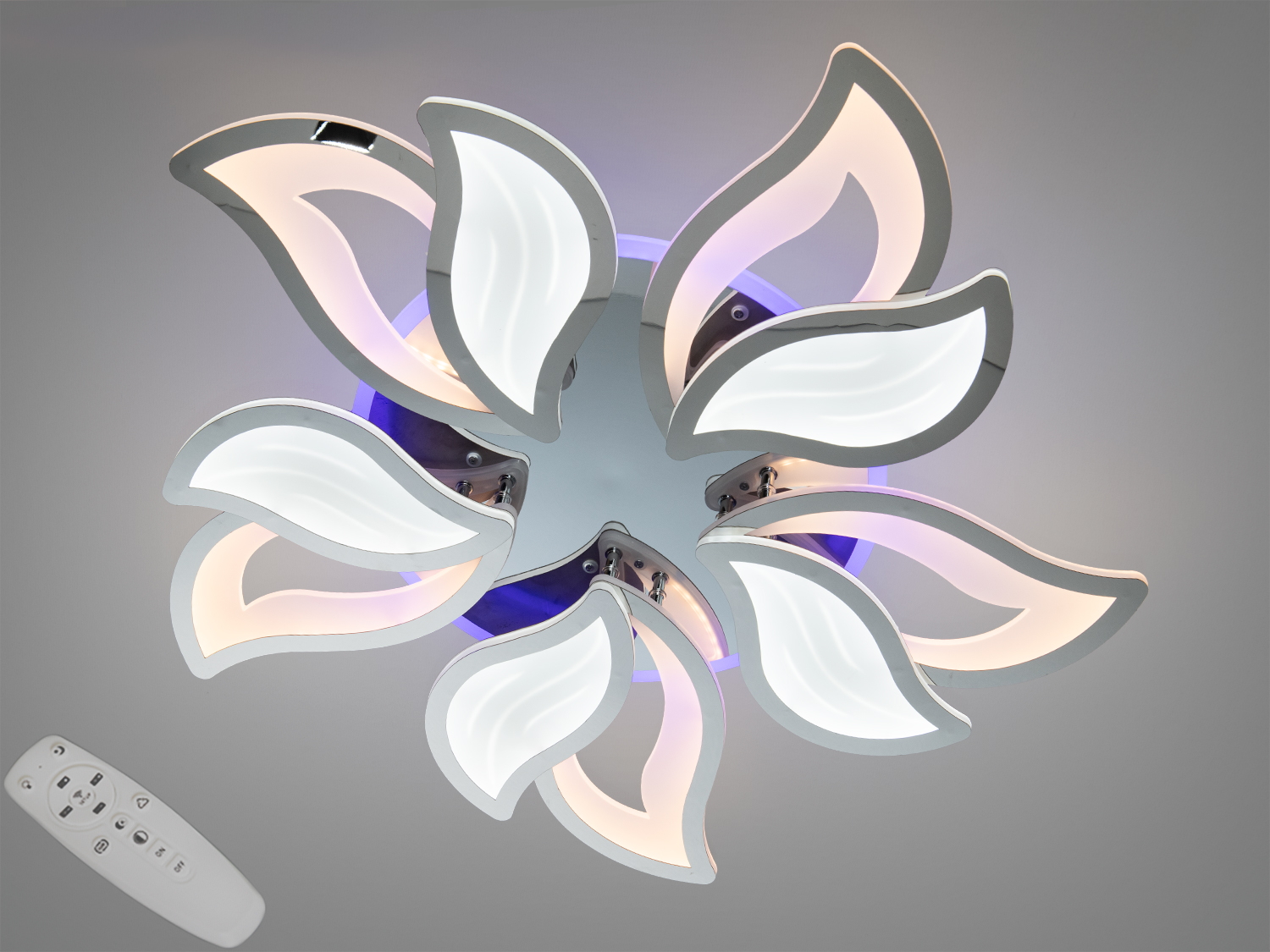 Стельова LED-люстра Diasha 130 W у хромі з пультом, димером і підсвіткою основи. 3200/4100/6500K, п’ять акрилових пелюсток, для кімнат до ~22 м², низький профіль.