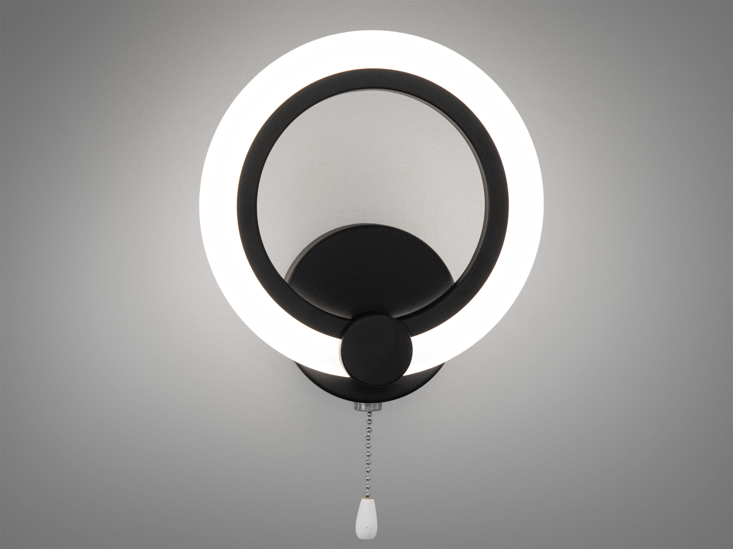 Чорний настінний LED-світильник 12 Вт з CCT 3200–6000K і ланцюжковим вимикачем. М’яке кільцеве світло та акриловий розсіювач для комфортної дитячої.