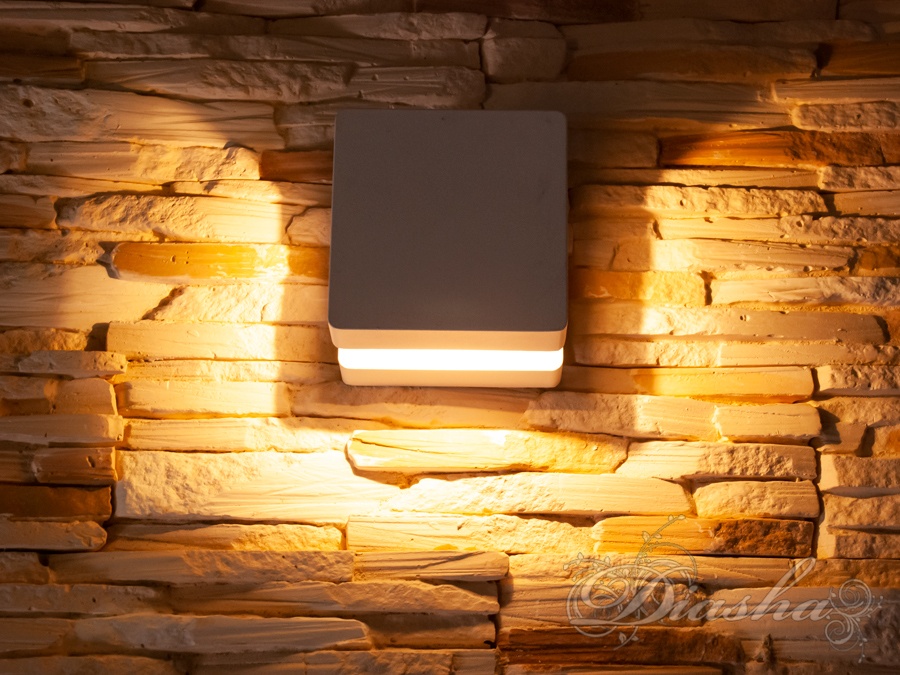 Плоский LED фасадний світильник 7 Вт, білий, IP67. Металевий корпус, монтажна планка, керування настінним вимикачем. Для колон, арок, парканів і вхідних груп.