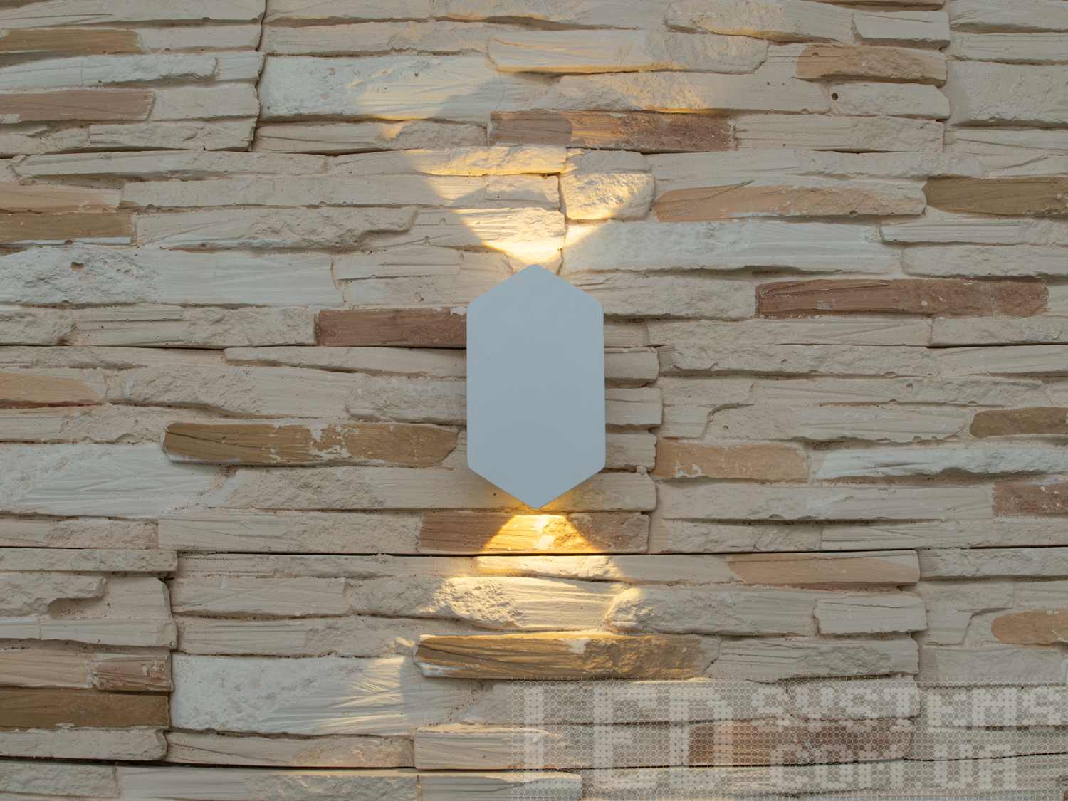 Ефективний багатопроменевий світильник для архітектурної LED підсвітки, 4 Вт. Чистий, геометрично правильний профіль світильника виглядає сучасно і мінімалістично, підкреслюючи архітектурні лінії без зайвої помпезності.