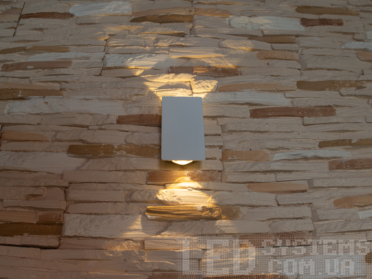 Фасадний LED-світильник Diasha, білий, 2x4 Вт, кут 60°, IP67. Два промені вгору/вниз для виразних акцентів. Кріплення — планка, керування — настінний вимикач.