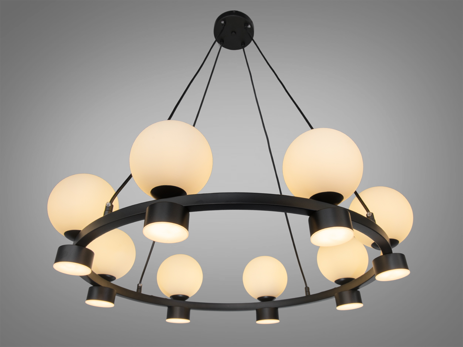 Підвісна люстра LQ7121-16BK з матовими скляними кулями і чорним металевим каркасом. М’яке тепле світло та лаконічний дизайн для вітальні, їдальні або спальні.