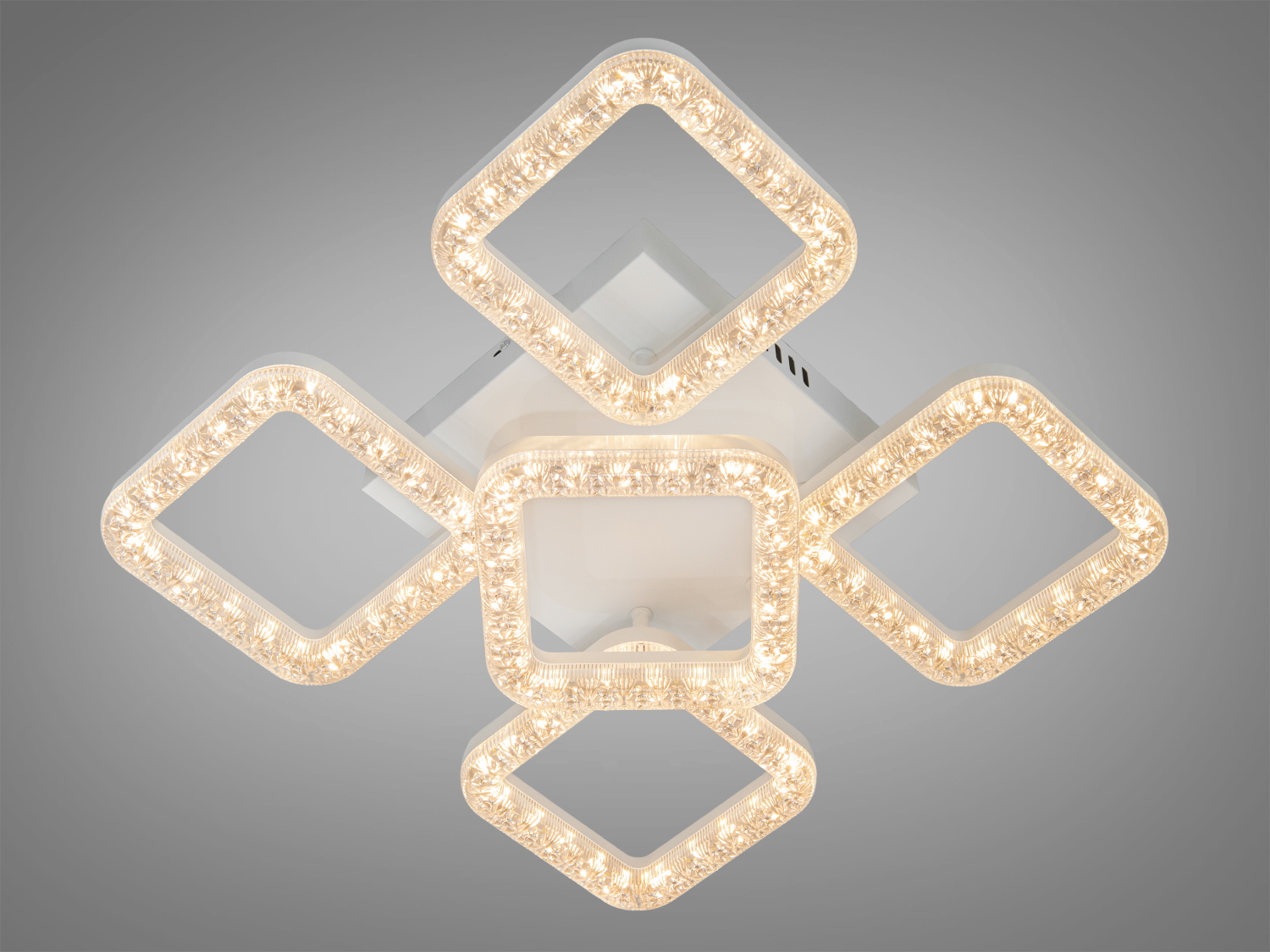 Біла стельова LED-люстра 74W з п’ятьма квадратними модулями. 3 режими 3200–6000K, до 4070 лм, для приміщень близько 13 м², метал і акрил, керування вимикачем.