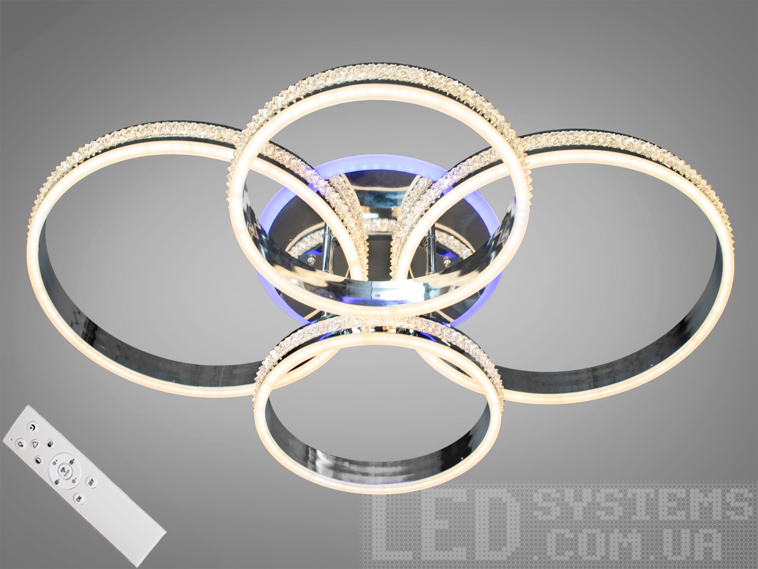 Перед Вами зовсім нове і незвичайне виконання плафонів, що обрамляють LED лампи. Така люстра запросто підійде під будь-який інтер'єр - класичний, сучасний і навіть у стилі &laquo;хай-тек&raquo;.
Велика площа розсіювачів дарує м'яке та рівномірне світло по всьому приміщенню. Ефект м'якого освітлення дуже важливий у приміщеннях, де часто знаходяться діти. Ще однією незаперечною перевагою цієї світлодіодної люстри для дитячої кімнати є відсутність скляних елементів.&nbsp;
У комплекті з люстрою йде найсучасніший тип пульта з електронним диммером та регулятором кольору. З пульта можна включити один із встановлених режимів освітлення - тепле світло, холодне світло, нейтральне; включити режим 