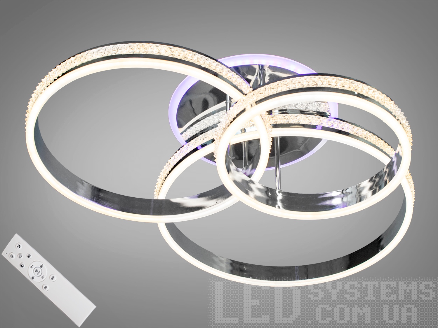 Перед Вами зовсім нове і незвичайне виконання плафонів, що обрамляють LED лампи. Така люстра запросто підійде під будь-який інтер'єр - класичний, сучасний і навіть у стилі &laquo;хай-тек&raquo;.
Велика площа розсіювачів дарує м'яке та рівномірне світло по всьому приміщенню. Ефект м'якого освітлення дуже важливий у приміщеннях, де часто знаходяться діти. Ще однією незаперечною перевагою цієї світлодіодної люстри для дитячої кімнати є відсутність скляних елементів.&nbsp;
У комплекті з люстрою йде найсучасніший тип пульта з електронним диммером та регулятором кольору. З пульта можна включити один із встановлених режимів освітлення - тепле світло, холодне світло, нейтральне; включити режим 