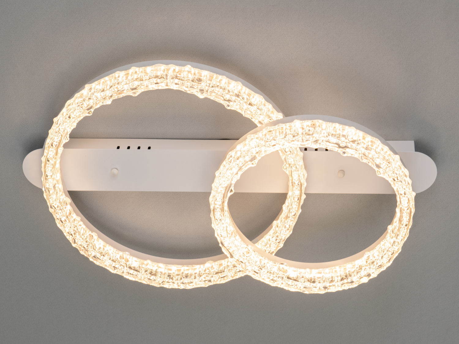 Стельова LED-люстра Diasha, 65W, 3775 лм, біла. Два акрилові кільця, 3 режими 3200/4100/6000K, керування настінним вимикачем. Для кімнат до 11 м².