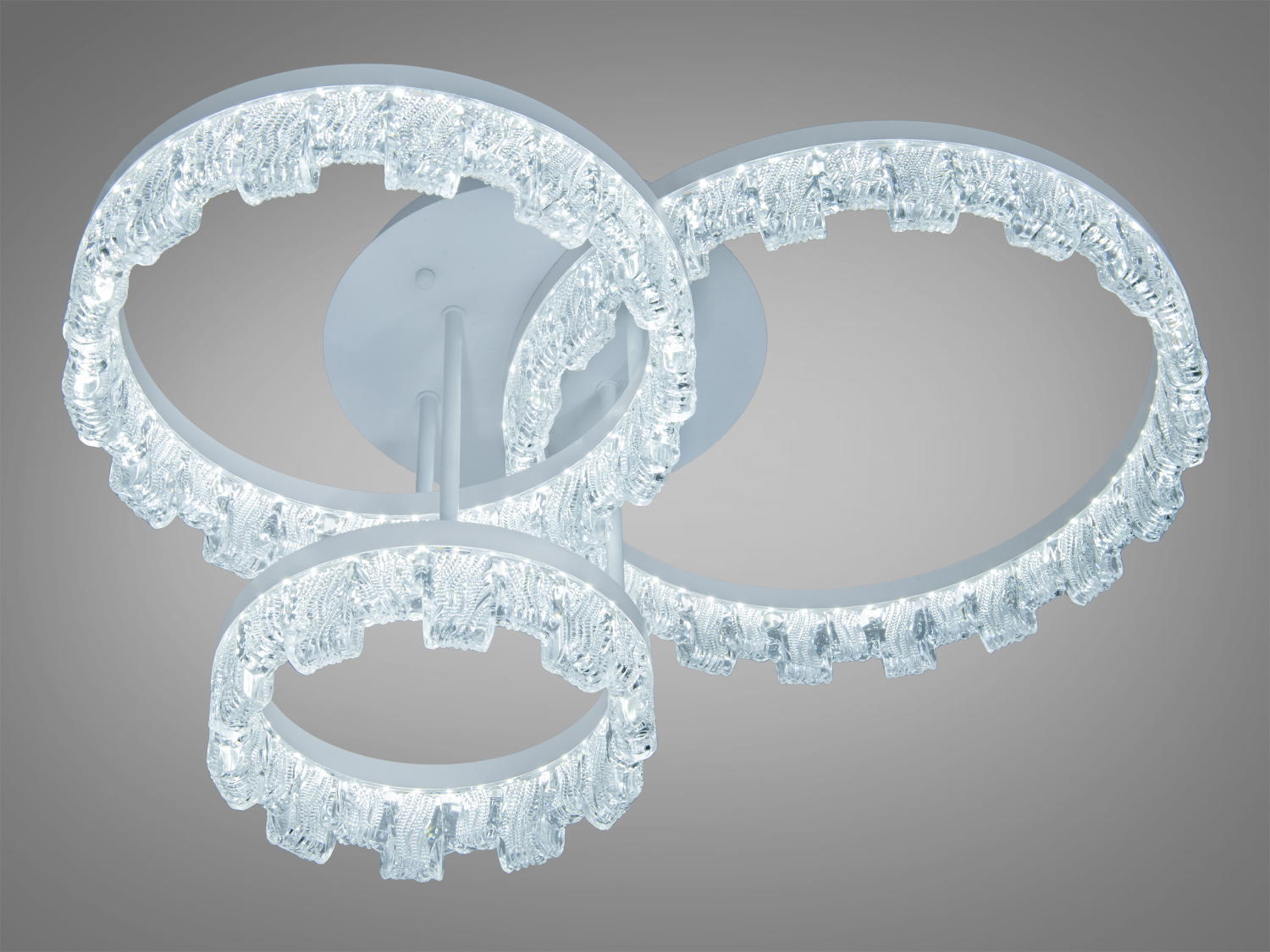 Сучасна стельова LED-люстра з трьома кільцями, 87W, 4785 lm. Три температури світла 3200K/4100K/6000K, білий каркас, керування настінним вимикачем.