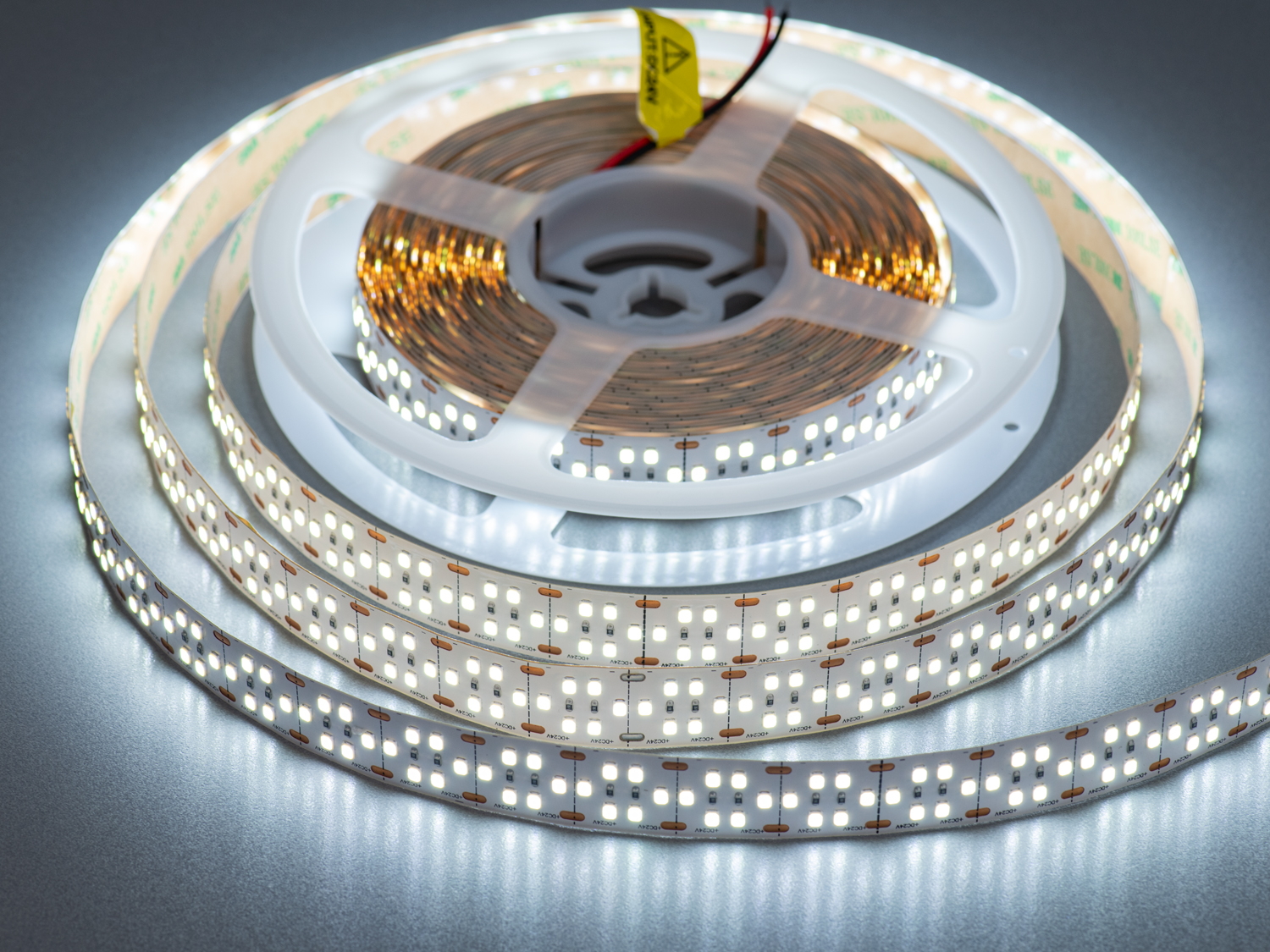 LED стрічка 24в, 300 діодів на метр, 20мм, холодний. LED стрічка з високою щільністю, надає контрастне, рівне світло, яке виглядає як суцільне освітлення, а не набір діодних крапок. LED стрічка 24в, 300 діодів на метр, 20мм, холодний. LED стрічка з високою щільністю, надає контрастне, рівне світло, яке виглядає як суцільне освітлення, а не набір діодних крапок.