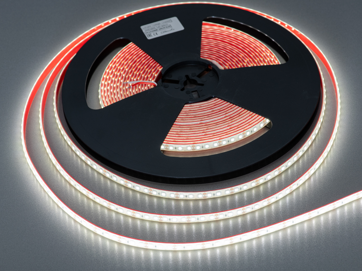 LED стрічка 12в, 120 шт/м, герметична, 8мм, холодний. Придбайте лед стрічку, надійне холодне світло з повним захистом для зовнішнього і внутрішнього використання.