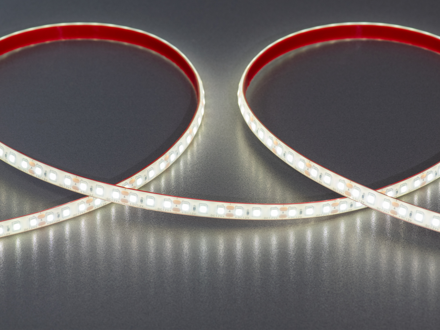 LED стрічка 12в, 120 шт/м, герметична, 8мм, холодний. Придбайте лед стрічку, надійне холодне світло з повним захистом для зовнішнього і внутрішнього використання.