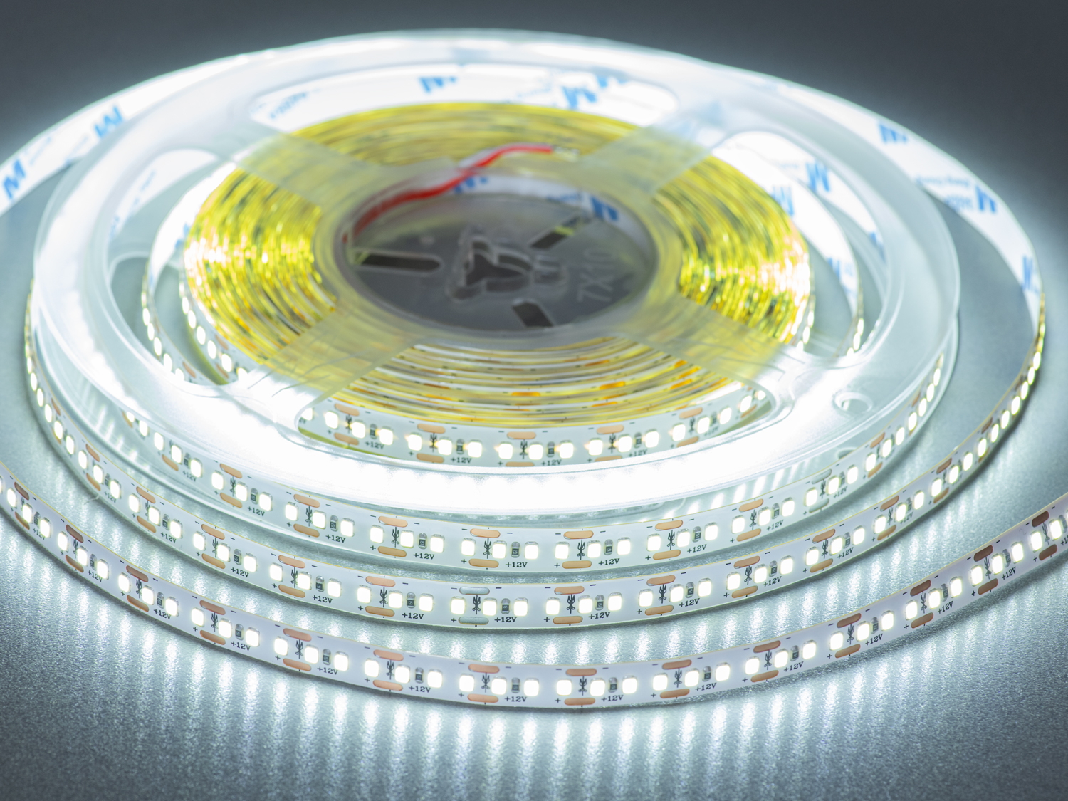 LED стрічка 12В, 180 діодів на метр, 10 мм, холодний. Ця модель — ще один доказ того, що якісна лед стрічка може бути водночас доступною, потужною та дизайнерською.