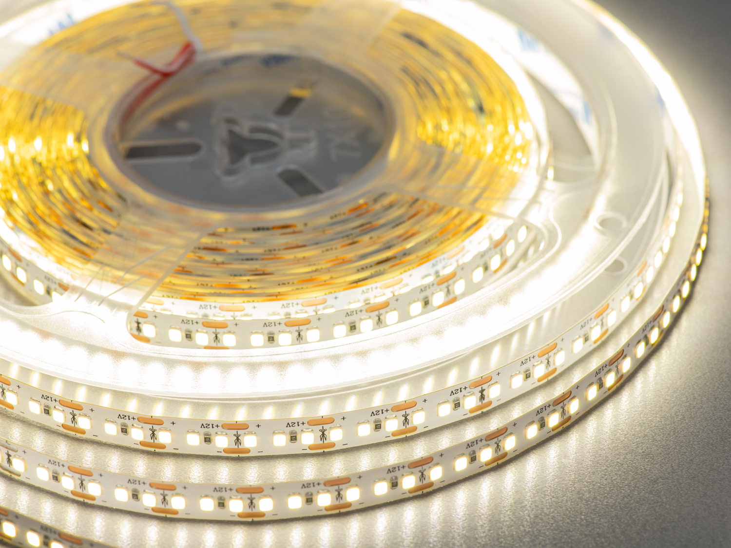 LED стрічка 12В, 180 діодів на метр, 10мм, нейтральний. Найкомфортніша для зору, адже вона ідеально поєднує мякість теплого тону та ясність холодного денного світла.
