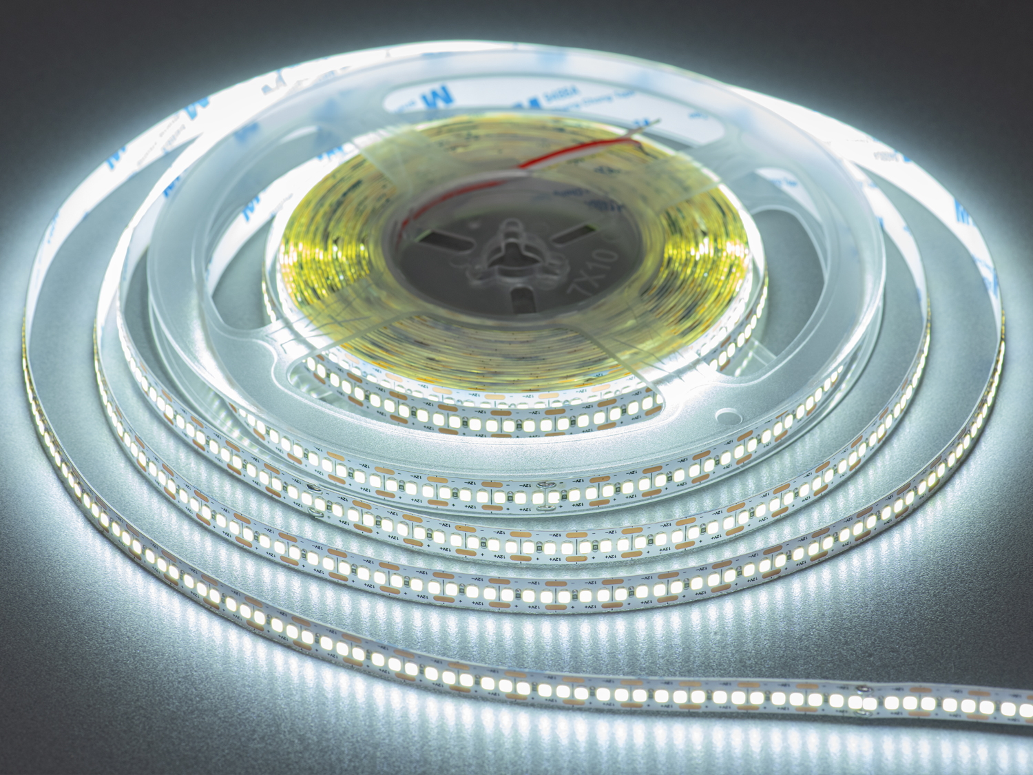 LED стрічка 12В, 240 діодів на метр, 10мм, холодний. Ця лед стрічка — безкомпромісний вибір для тих, хто цінує ефективність, стиль і надійність у кожній деталі.