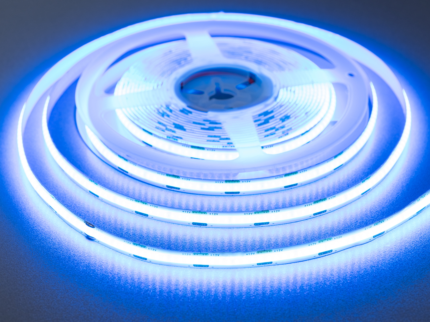 COB LED стрічка 12В, 320 діодів на метр, 8мм, блакитний. Придбайте лед стрічку, яка не просто освітлює простір, а створює настрій, атмосферу, стиль.
