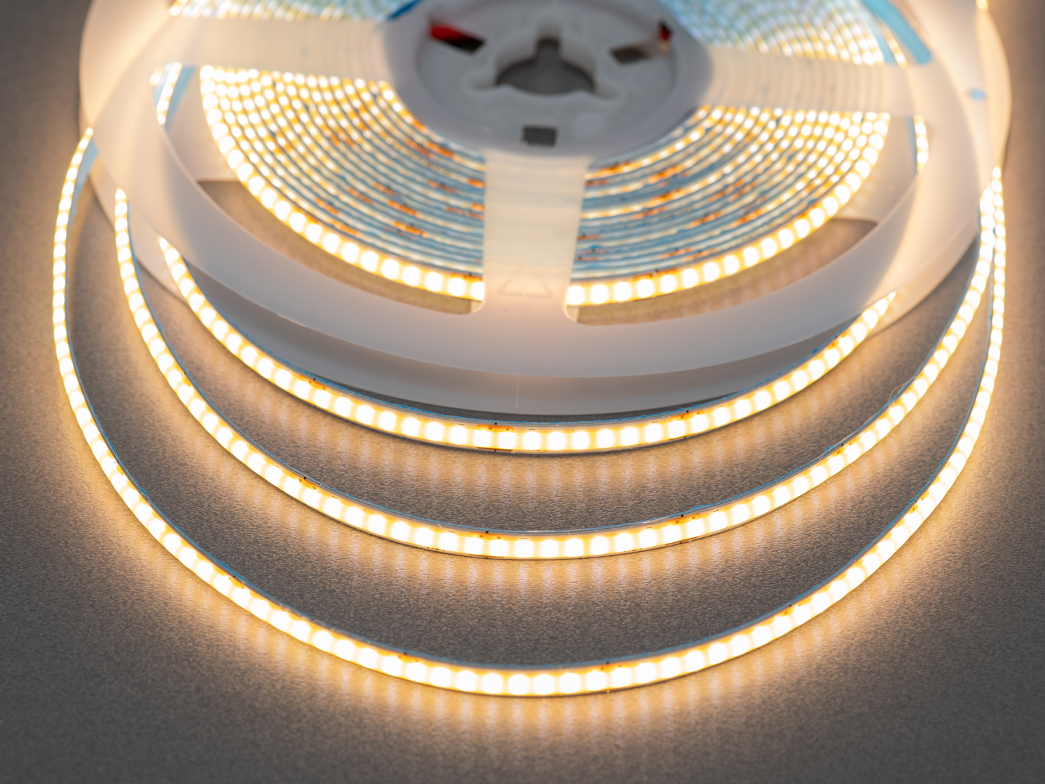 COB LED стрічка 12В, 320 діодів на метр, 5мм, теплий. Це поєднання мякого теплого світла, тонкої форми та передових технологій у світі декоративного освітлення.