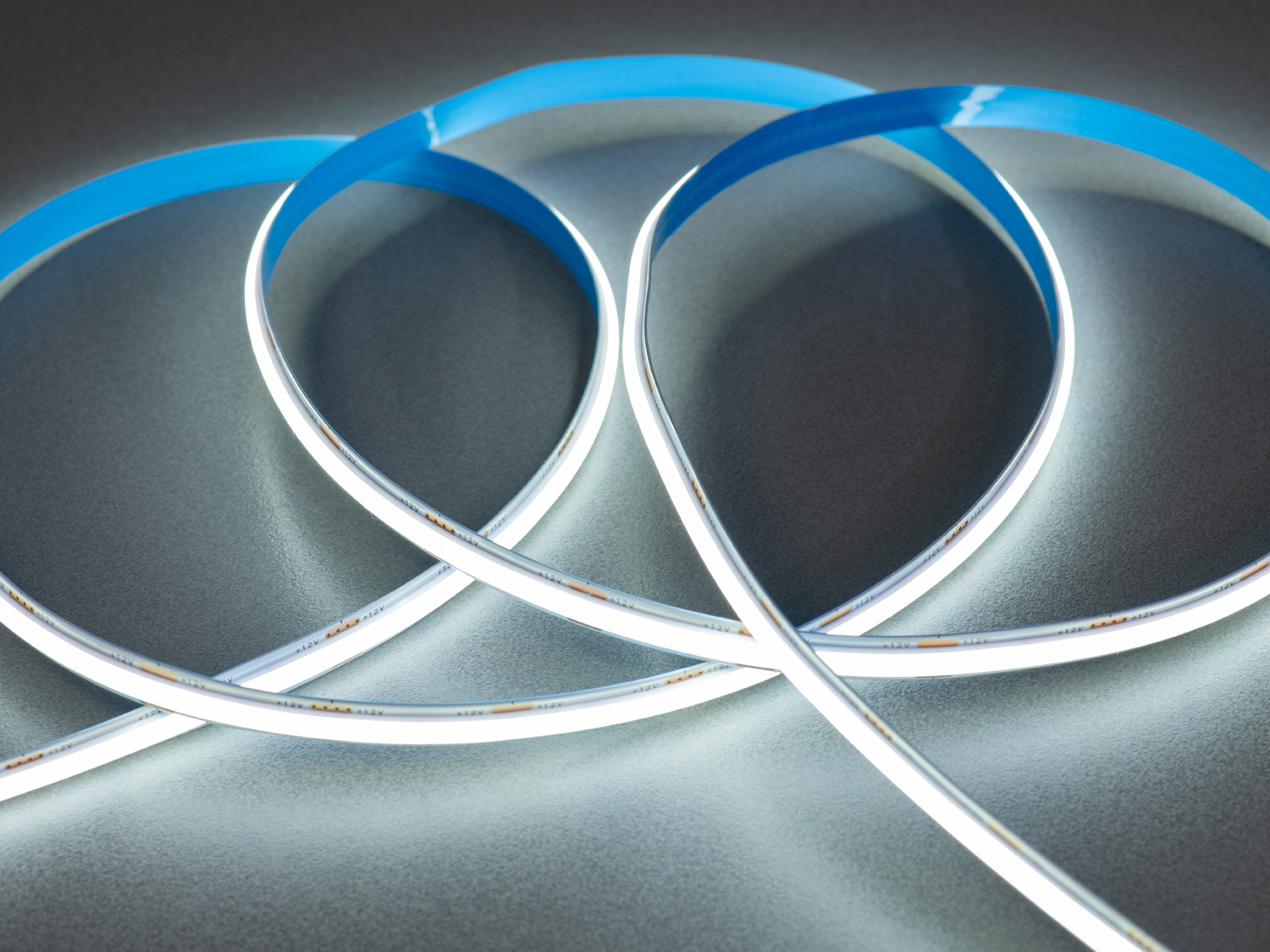 COB LED стрічка 12В, 640 діодів на метр, 8мм, холодний. Купіть COB LED стрічку, яка перетворює звичайну поверхню на ідеально освітлену зону без жодного пробілу.