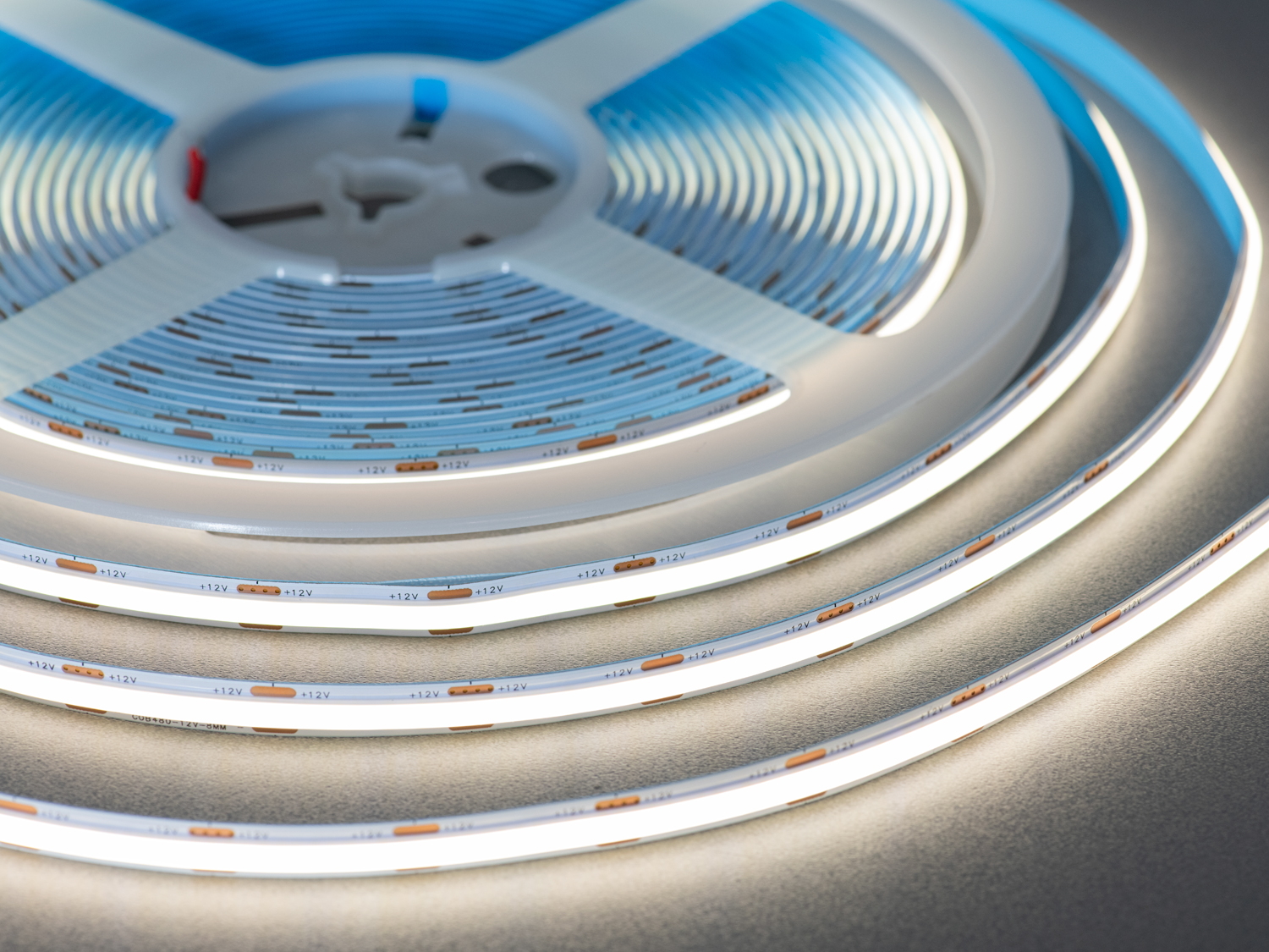 COB LED стрічка 12В, 640 діодів на метр, 8мм, нейтральний. Придбайте COB LED стрічку, ідеальна суцільна лінія нейтрального світла для професійного та побутового освітлення.