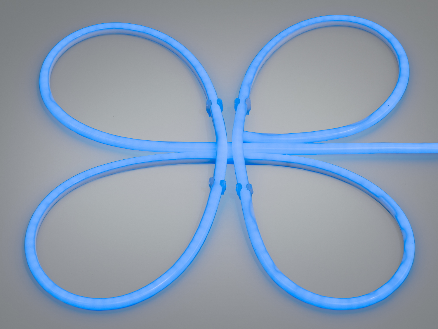 Гнучкий неон Diasha 12В IP67 11x11 мм з блакитним світлом: 8 Вт/м, ≈800 лм/м, 120 LED/м, кут 180°, мін. радіус 25 мм, крок різу 25 мм. Для інтер’єру та зовнішнього контуру.