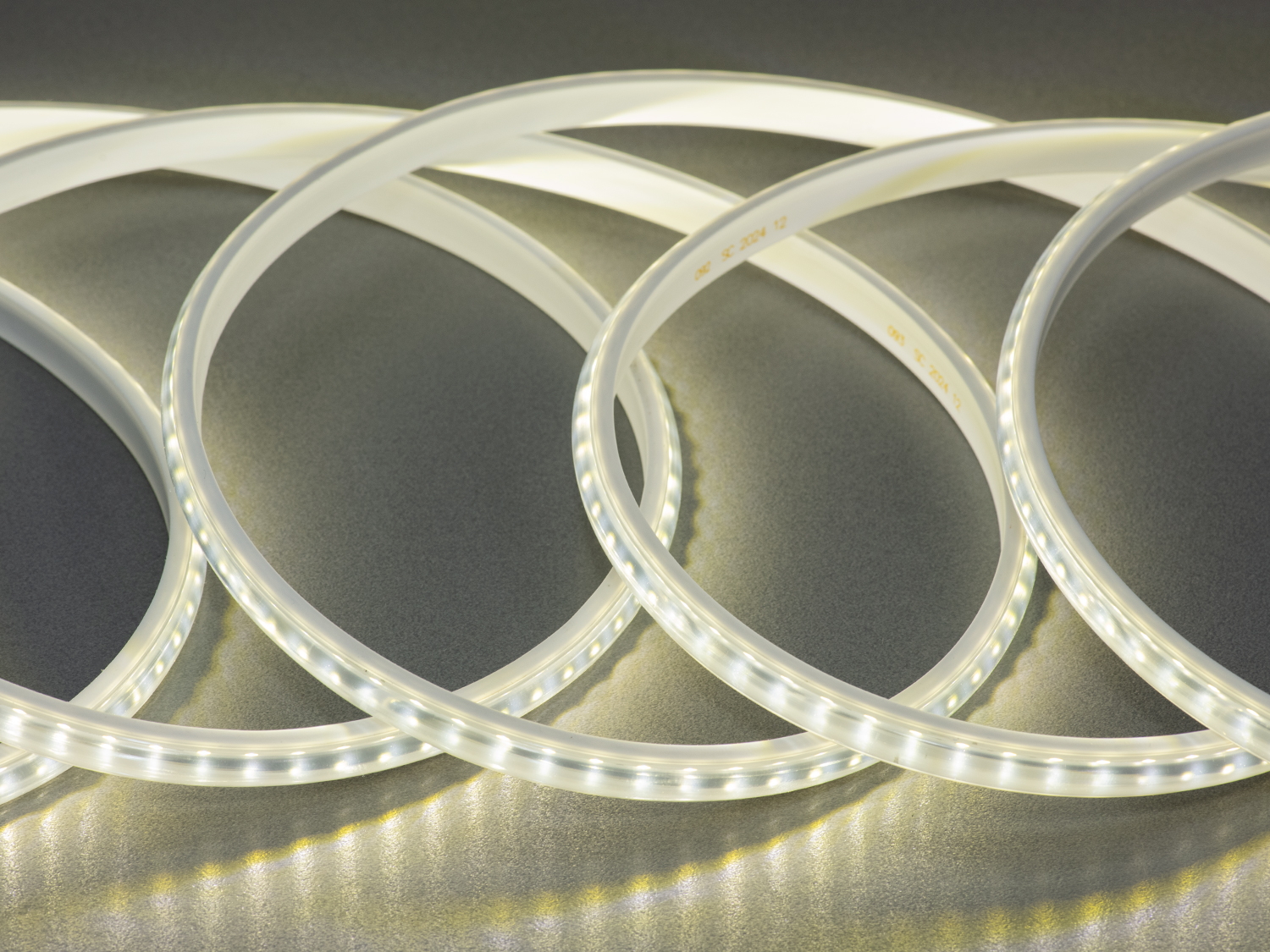 LED стрічка 220в, 120 шт/м, герметична, 10мм, нейтральний. Придбайте led стрічку нейтрального світіння, надійне, яскраве та економічне рішення для освітлення.