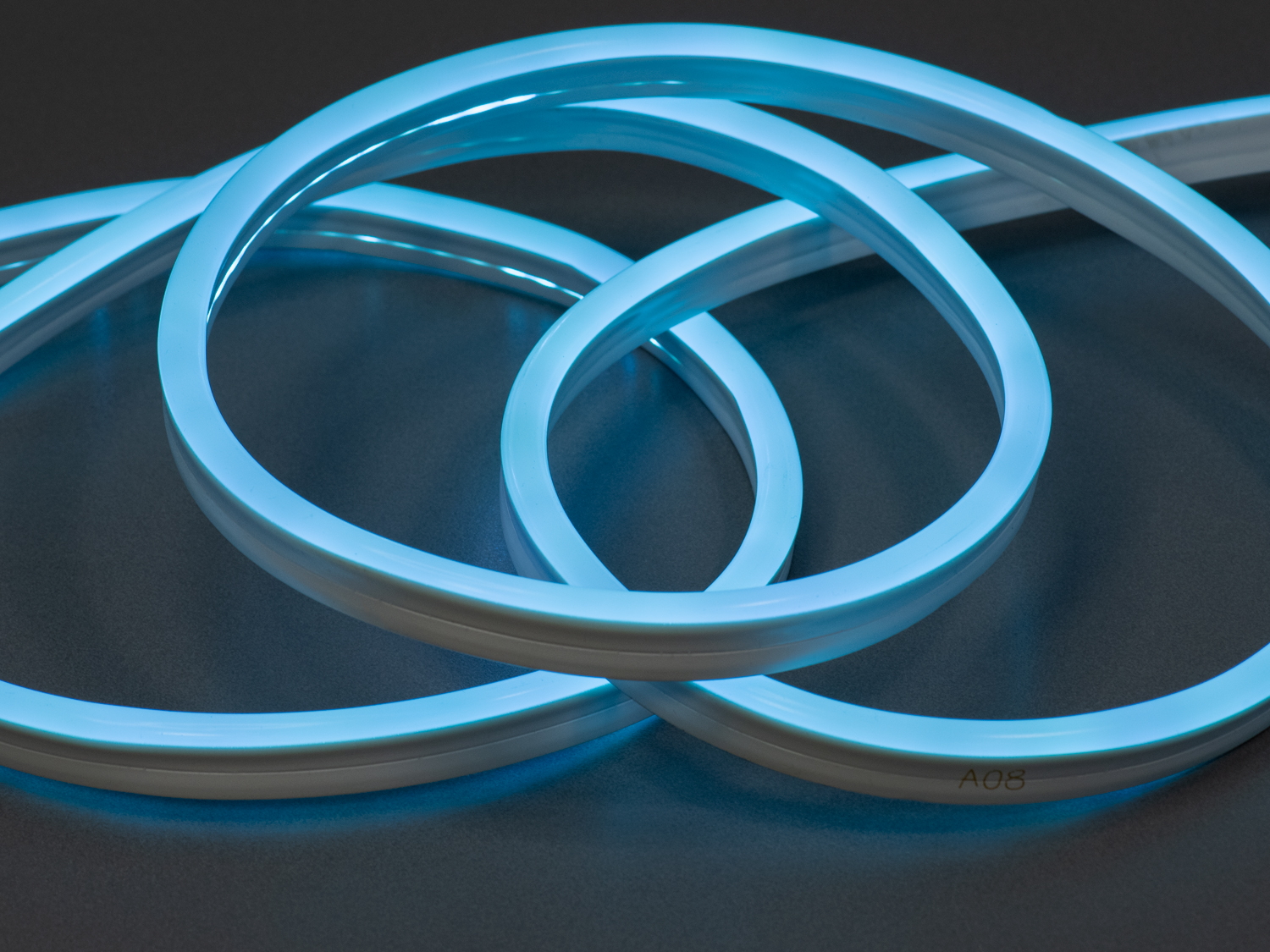 LED NEON 220в, герметичний, 7x15мм, блакитний. Придбайте гнучку неонову стрічку, надійне, яскраве та економічне рішення для зовнішнього, технічного та архітектурного освітлення.