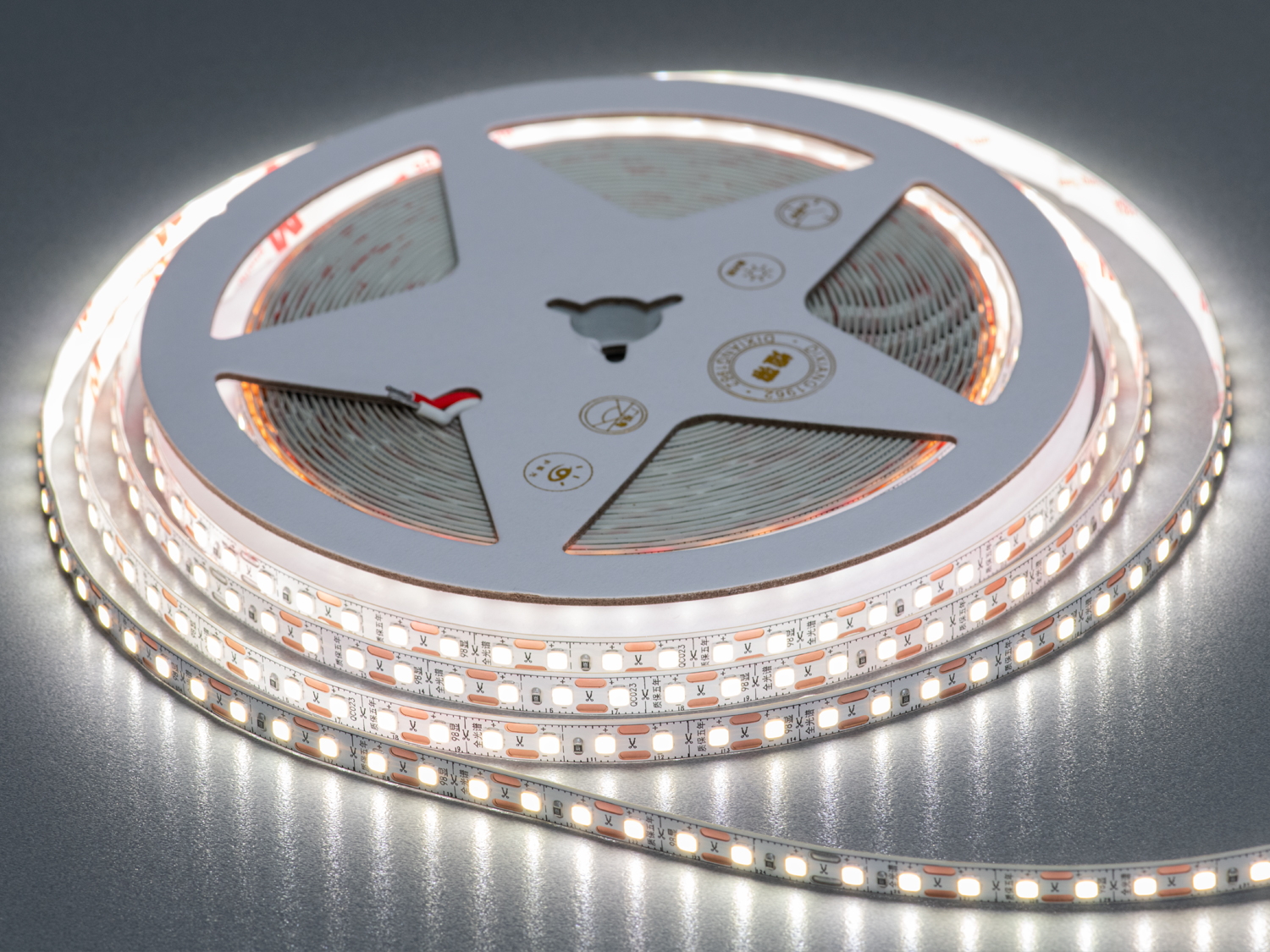 LED стрічка 24В, 120 діодів на метр, 8мм, нейтральний. Придбавши цю світлодіодну стрічку, ви отримуєте високу якість і надійність, гарантовану українським брендом.