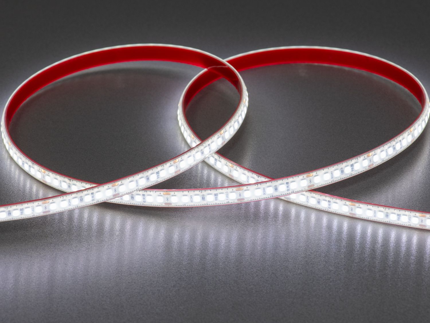 LED стрічка 24В, 180 шт/м, герметична, 8мм, нейтральний. Стабільність, точність та витончене світло — ось три основи, на яких ґрунтується герметична світлодіодна стрічка.