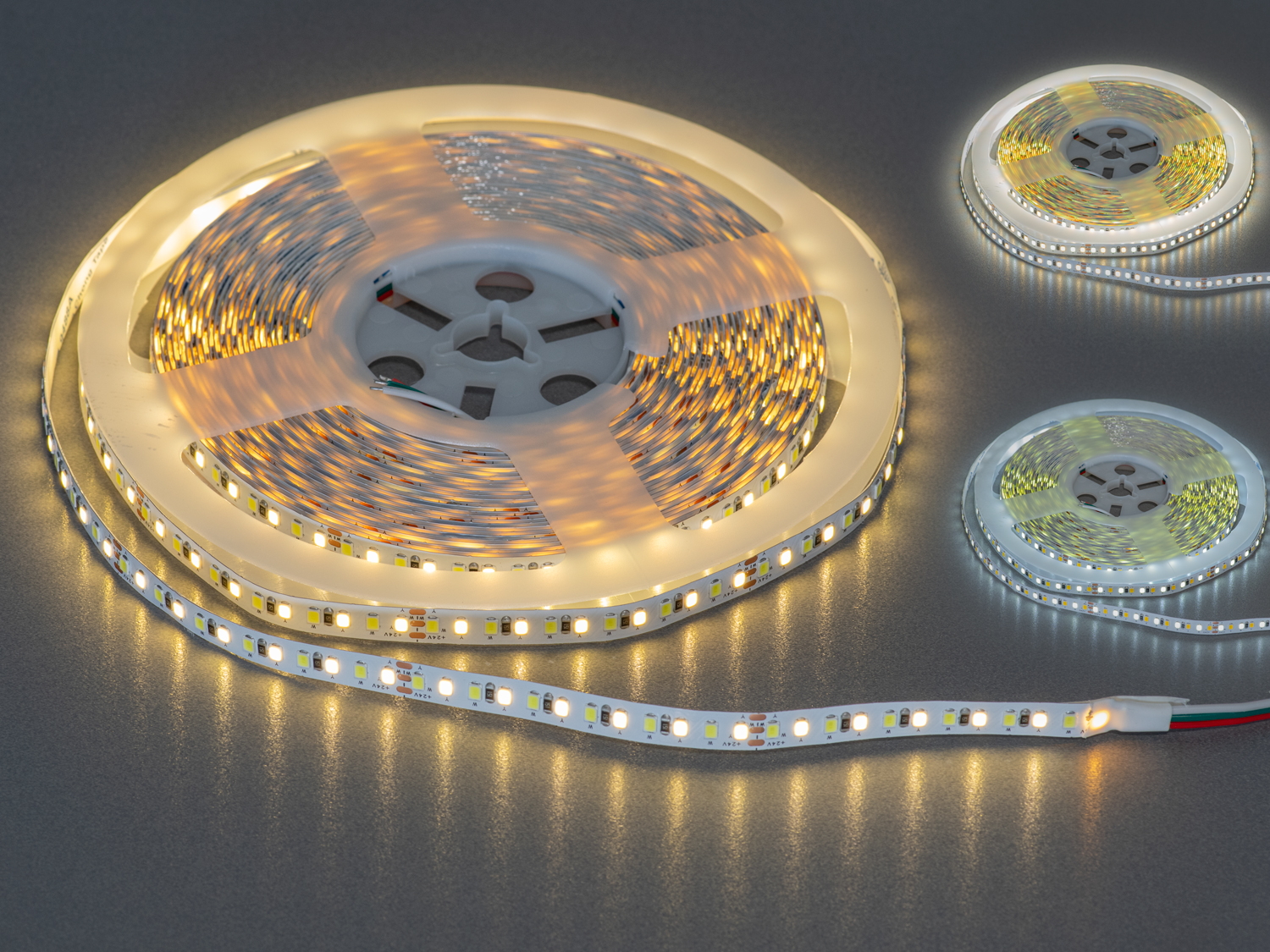 LED стрічка 24В, 192 діодів на метр, 8мм, теплий+холодний. Це приклад технології, яка поєднує в собі світлову потужність, універсальність і адаптивність.