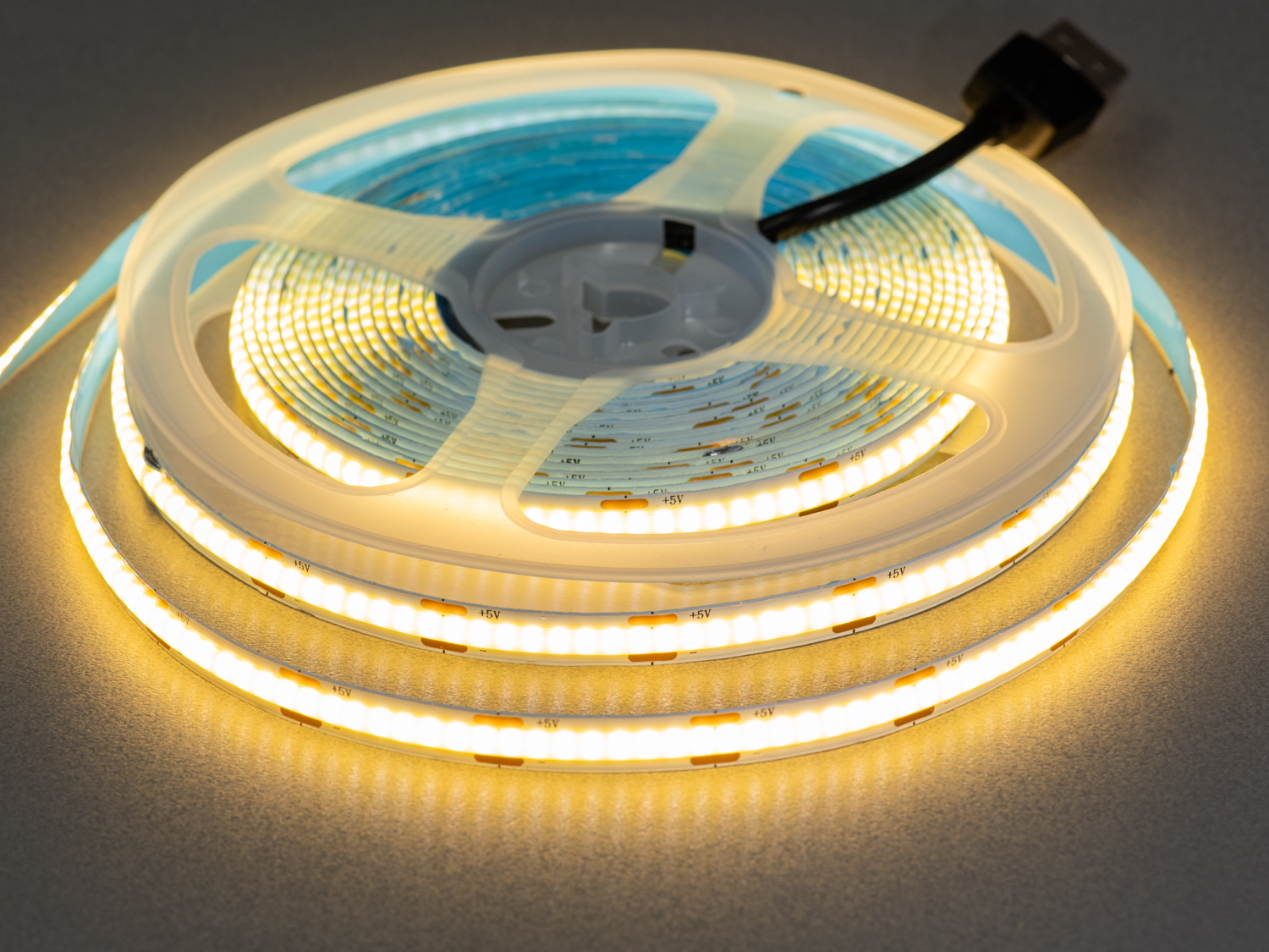 COB LED стрічка 5В з USB, 320 діодів на метр, 8мм, теплий. Led стрічка з USB розємом — сучасне рішення для підсвічування телевізора, дзеркала або навіть дитячого ліжечка.