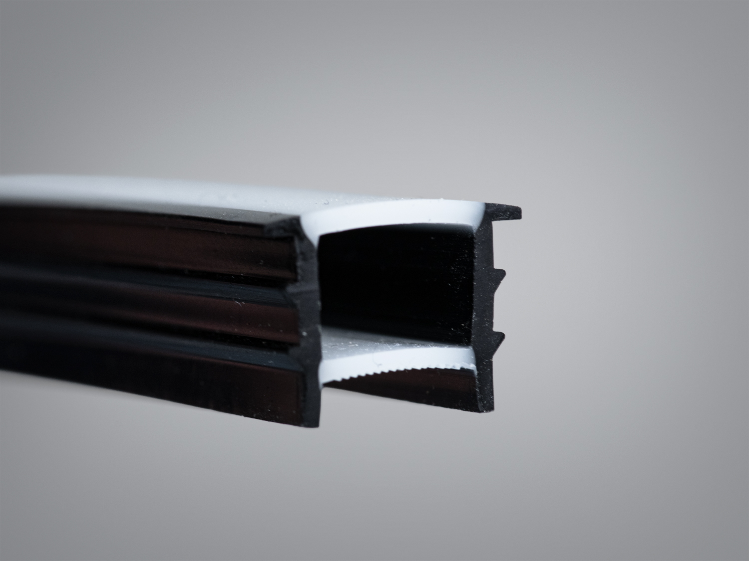 Гнучкий силіконовий профіль для врізного монтажу IP67, чорно-білий, під LED стрічку до 10 мм. Двокамерні розсіювачі з ребристим дифузором для рівномірного м’якого світла.