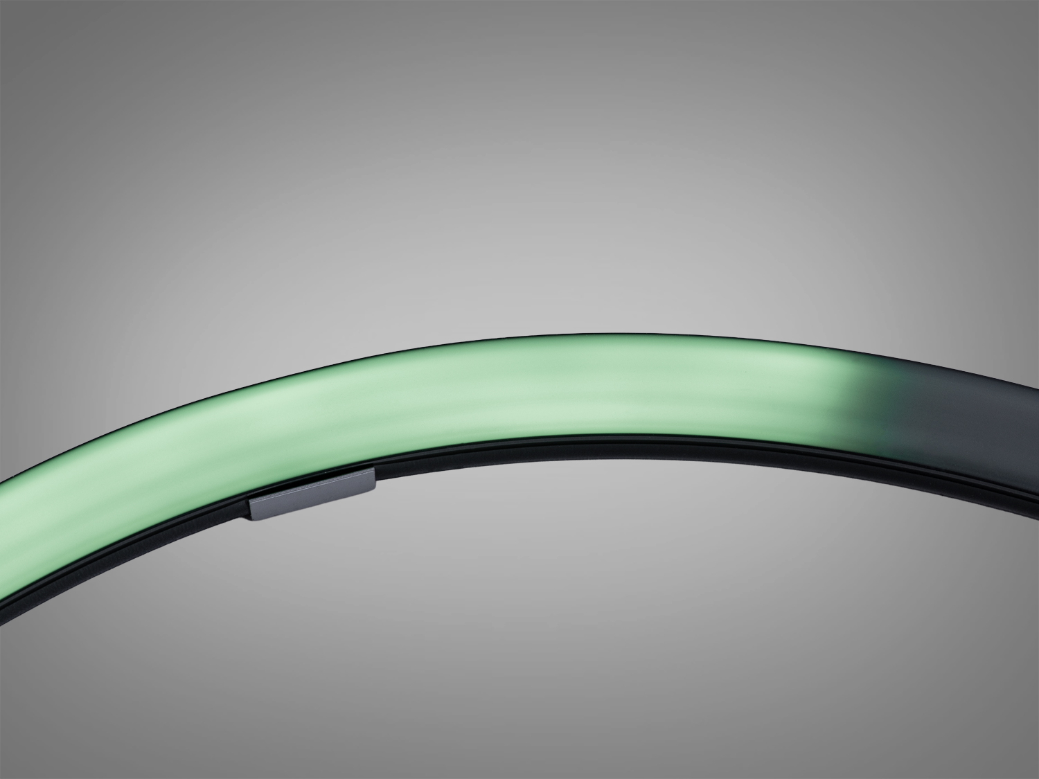 Гнучкий силіконовий профіль для LED-стрічки до 11 мм, чорний, двокамерний з двома розсіювачами. Оцінюваний IP67, вбудований шнур протяжки, м’яка рівна лінія світла.