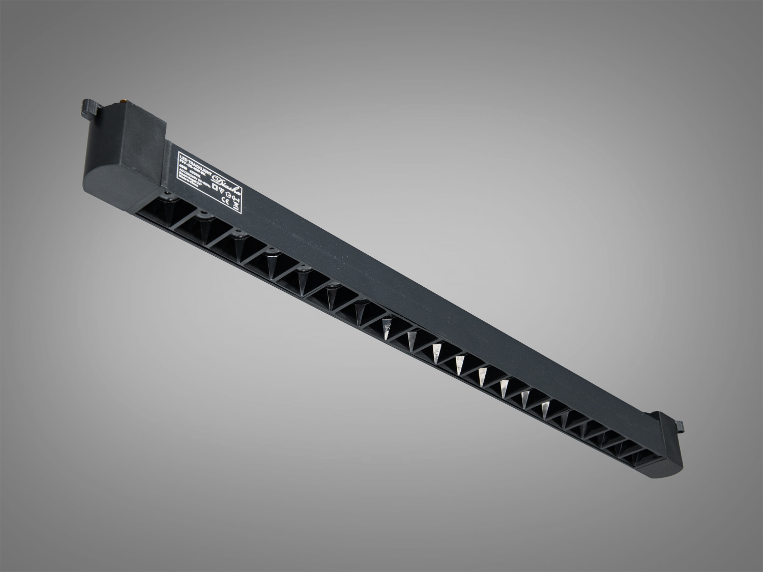 Лінійний трековий LED світильник 35Вт, чорний, 24°, 4000K для систем 220 В. Спрямоване акцентне світло, металевий корпус, монтаж на рейку для комерційних і житлових просторів.