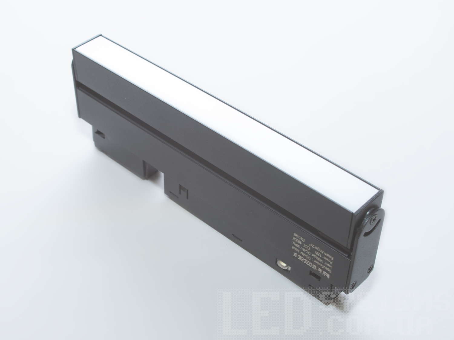 Поворотний трековий Led світильник для магнітної лінійної системи, 12W. Лінійний світлодіодний трековий світильник від ТМ «Діаша» стає ідеальним вибором для тих, хто шукає ефективне та гнучке освітлювальне рішення, яке забезпечить якісне освітлення та додасть стилю будь-якому простору.