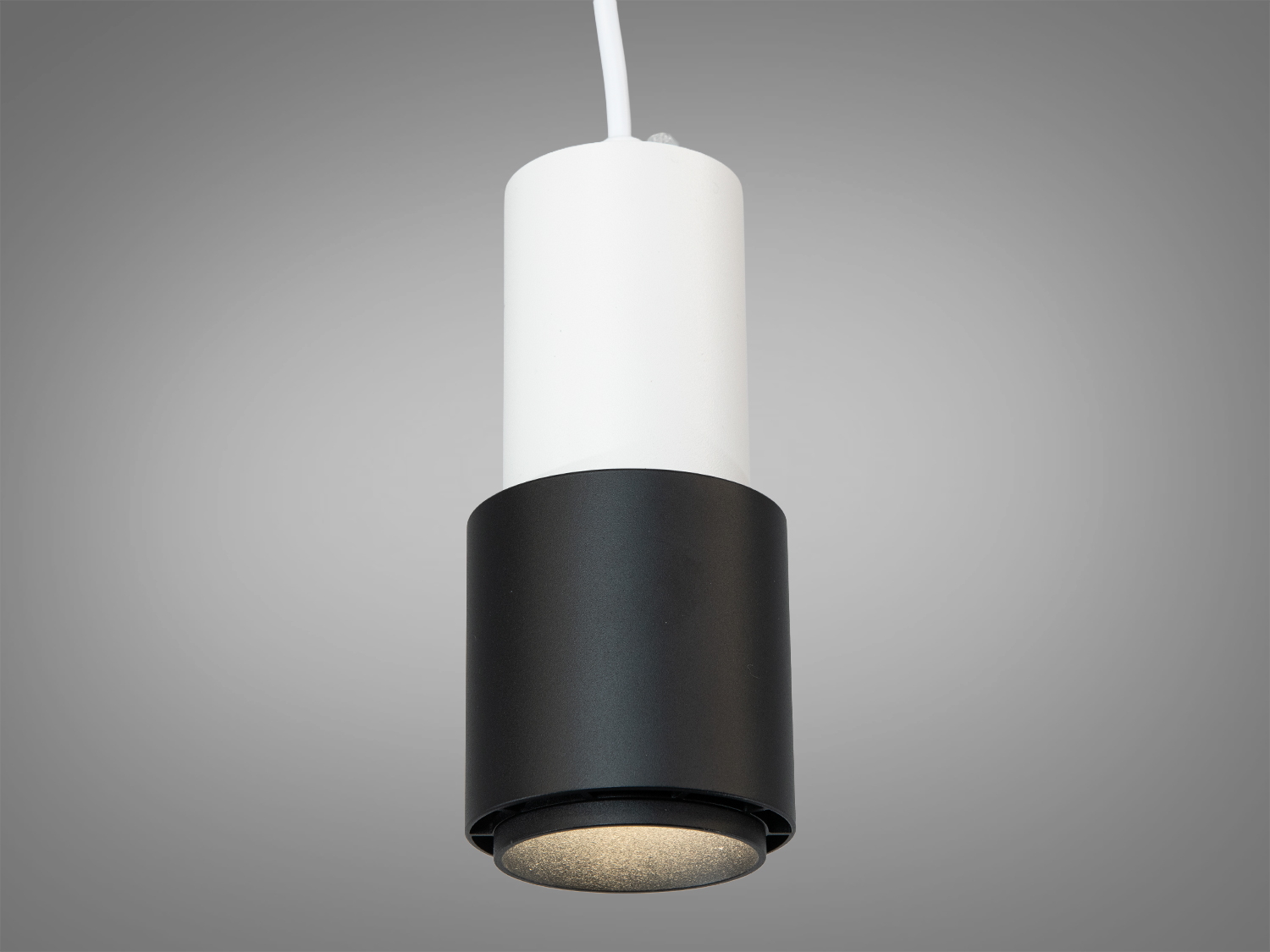 Одинарний підвісний світильник-тубус GU10 у кольорі чорний+білий. Спрямоване акцентне світло для кухні, барної зони, вітрин і сучасних інтер’єрів.