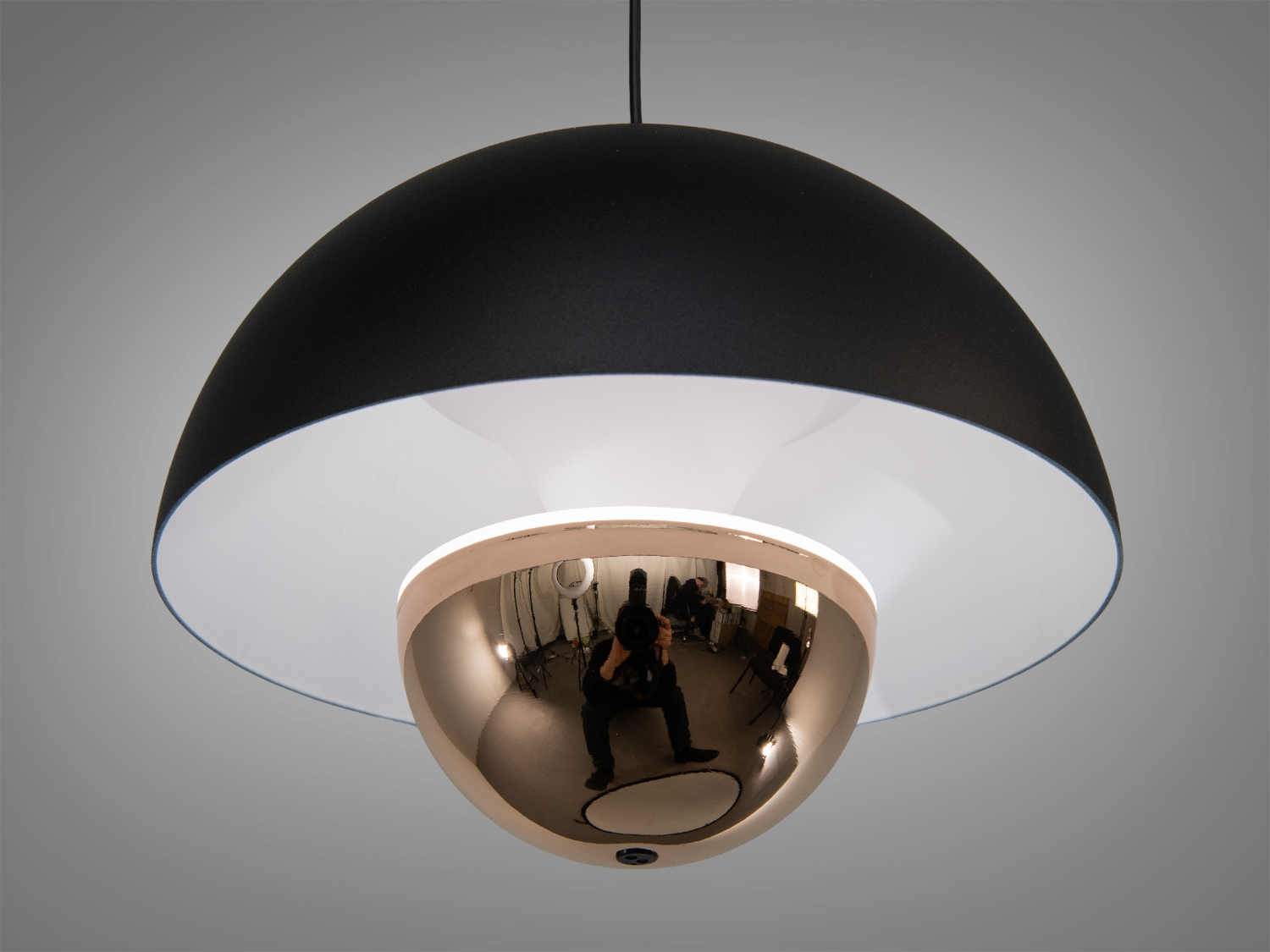 Одинарний LED підвіс 5Вт чорний золото з дзеркальною сферою та керуванням від вимикача або сенсором помаху. Акуратне акцентне світло для кухні, вітальні чи коридору.