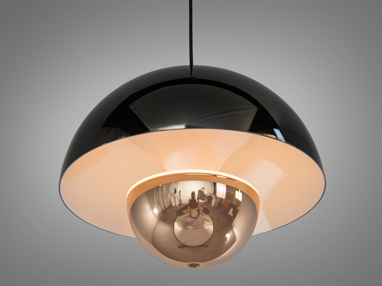 Одинарний LED підвіс Diasha 5Вт у кольорі чорний хром + золото. Керування настінним вимикачем і сенсором-помахом руки, спрямоване м’яке світло та регульована висота.