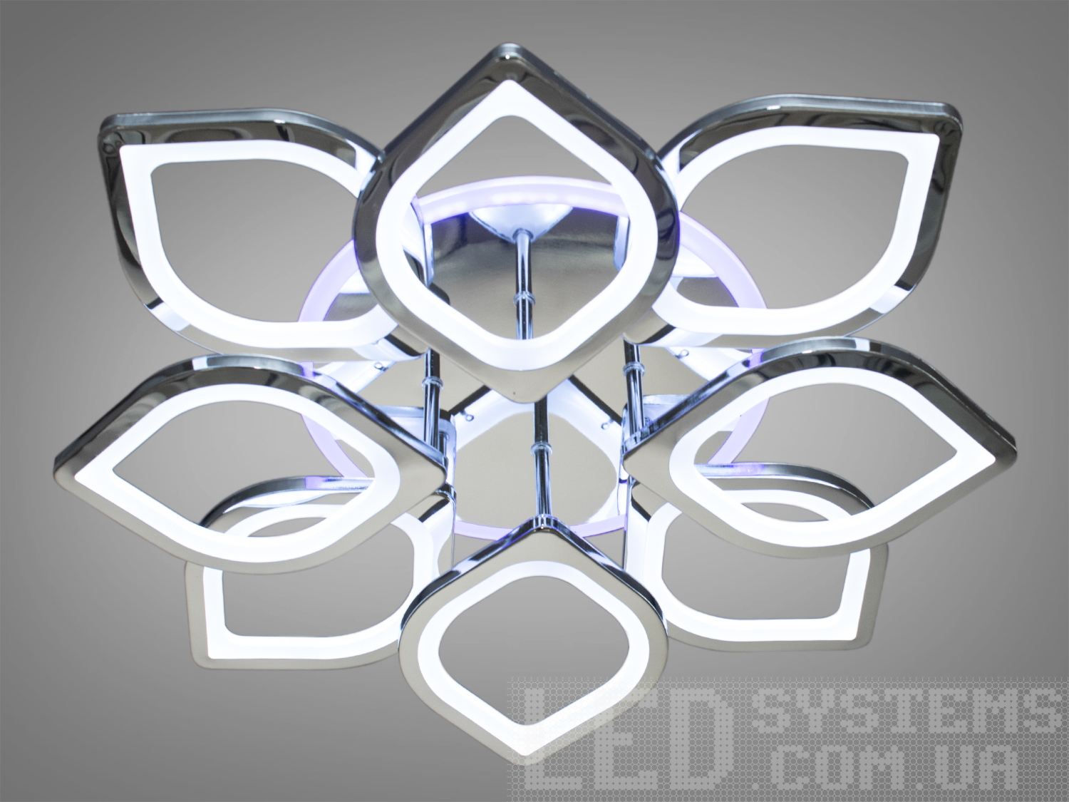 LED люстра у вітальню з пультом, з диммером, з LED підсвічуванням, підходить на площу приміщення приблизно 20 кв.м.
Світлодіодна люстра має кілька режимів: холодний 6400К, нейтральний 4500К, теплий 2700К, кольорове підсвічування, суміщений режим – будь-яке основне світло плюс будь-який колір світлодіодного підсвічування. Регулювання яскравості люстри від 5 до 100% відбувається за допомогою пульта дистанційного керування, що входить до комплекту.
Люстра світить яскраво, але не сліпить за рахунок матеріалу – акрилу, до того ж цей матеріал дуже міцний – його важко зашкодити. Застосовується для невеликого залу, вітальні, кухні, спальні, їдальні, дитячої, тому що відсутні елементи, що б'ються. Кріпиться до підвісних, натяжних, звичайних стель. LED люстра у вітальню з пультом, з диммером, з LED підсвічуванням, підходить на площу приміщення приблизно 20 кв.м.
Світлодіодна люстра має кілька режимів: холодний 6400К, нейтральний 4500К, теплий 2700К, кольорове підсвічування, суміщений режим – будь-яке основне світло плюс будь-який колір світлодіодного підсвічування. Регулювання яскравості люстри від 5 до 100% відбувається за допомогою пульта дистанційного керування, що входить до комплекту.
Люстра світить яскраво, але не сліпить за рахунок матеріалу – акрилу, до того ж цей матеріал дуже міцний – його важко зашкодити. Застосовується для невеликого залу, вітальні, кухні, спальні, їдальні, дитячої, тому що відсутні елементи, що б'ються. Кріпиться до підвісних, натяжних, звичайних стель.
