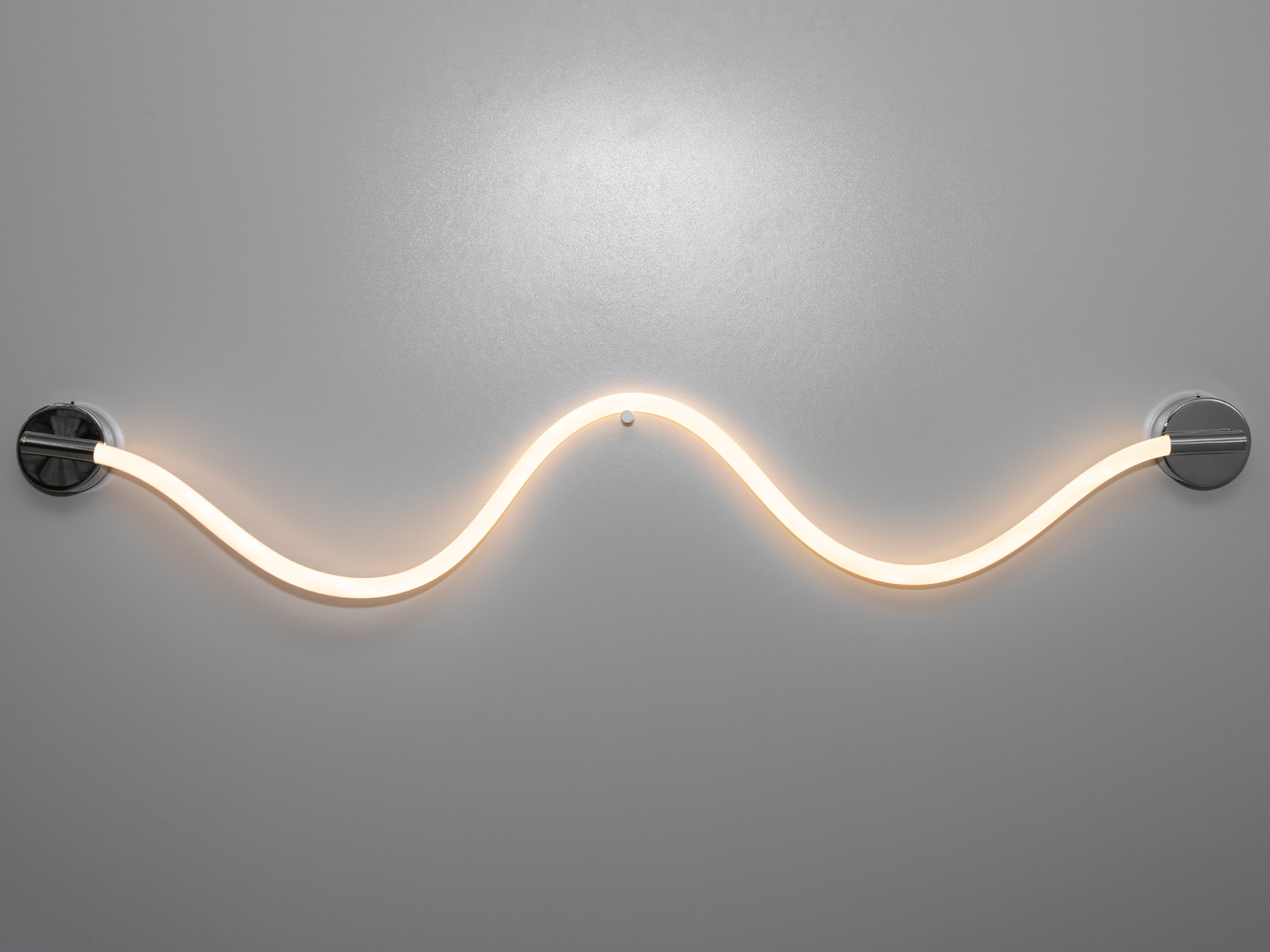 Настінне LED бра Ropelight у хромі, 18W і 3200K. Хвиляста форма, м’яке тепле світло для акцентного та атмосферного підсвічування у сучасних інтер’єрах.